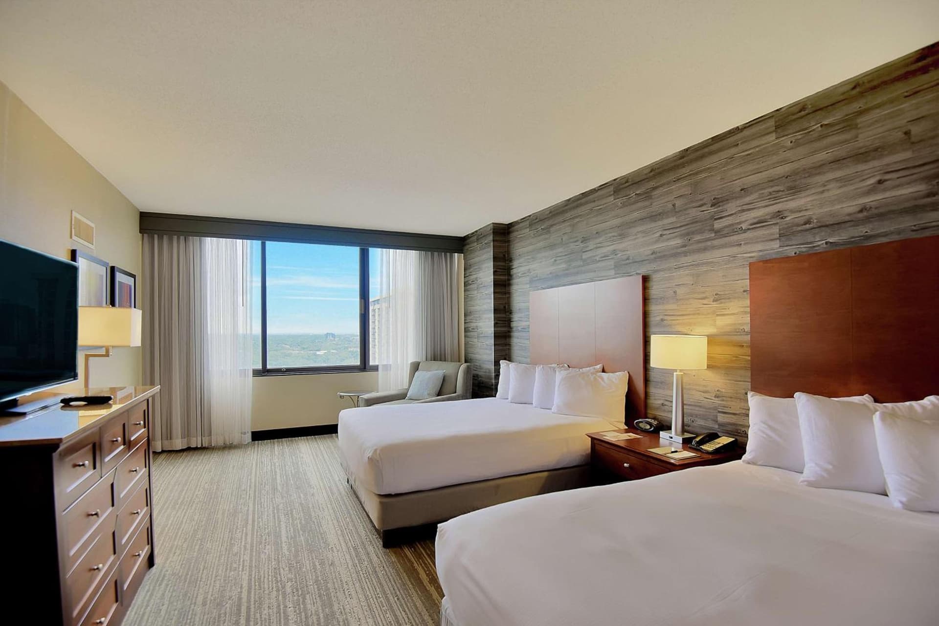 DoubleTree by Hilton Hotel & Suites Houston by the Galleria gallery photo in Houston, TX — image 7
