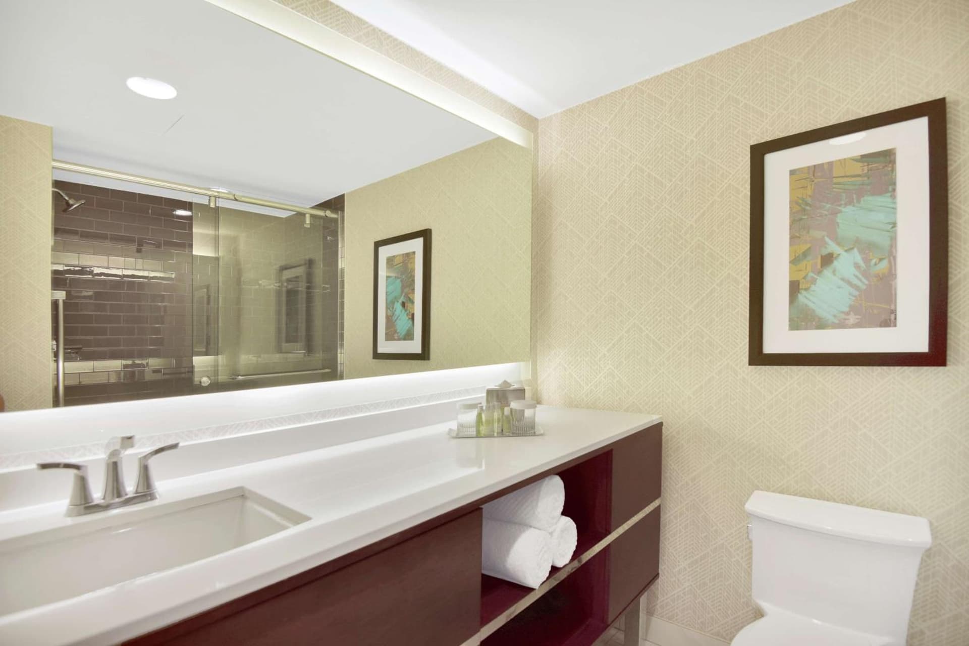 DoubleTree by Hilton Hotel & Suites Houston by the Galleria interior in Houston, TX — gallery photo 2