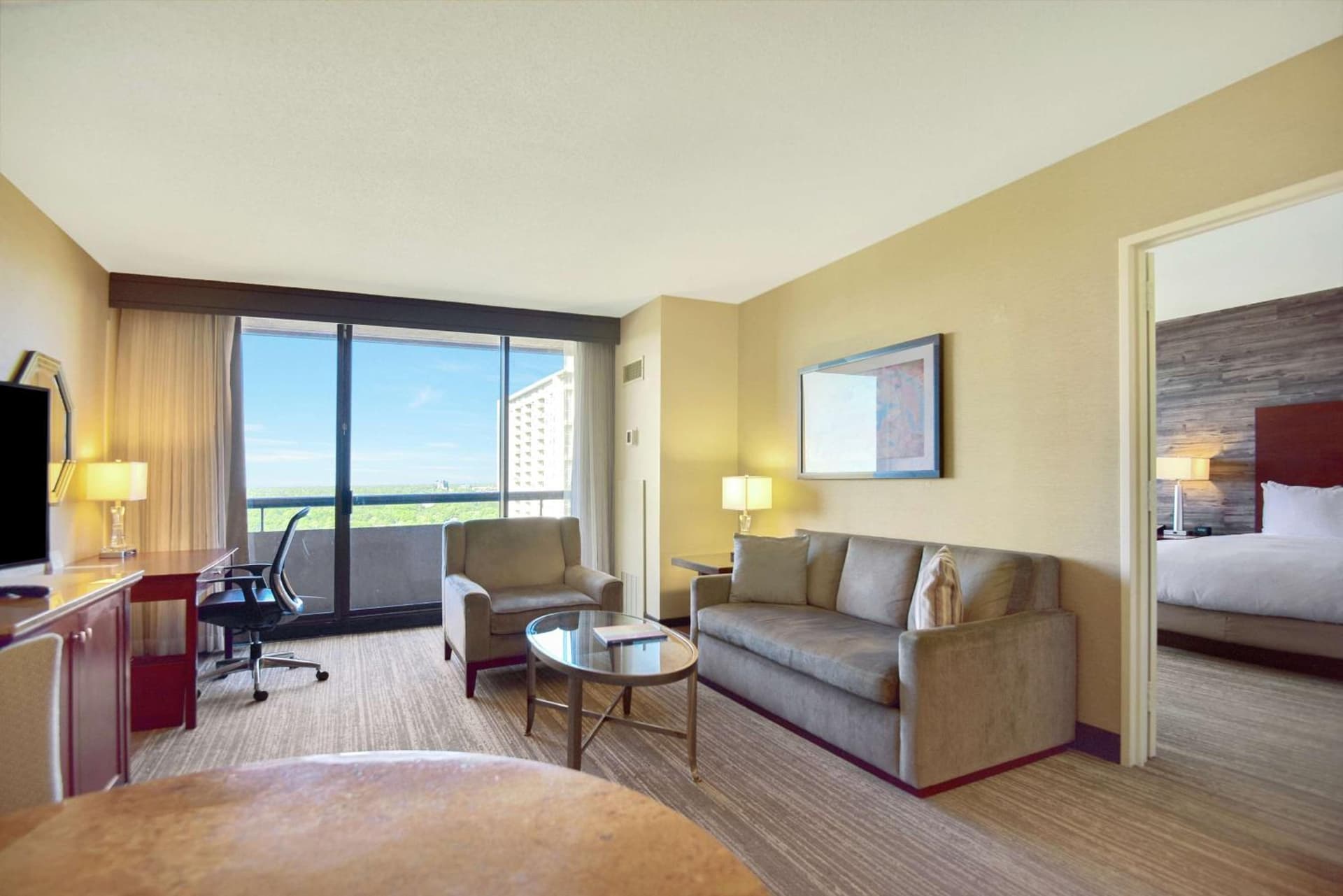 DoubleTree by Hilton Hotel & Suites Houston by the Galleria gallery photo in Houston, TX — image 10