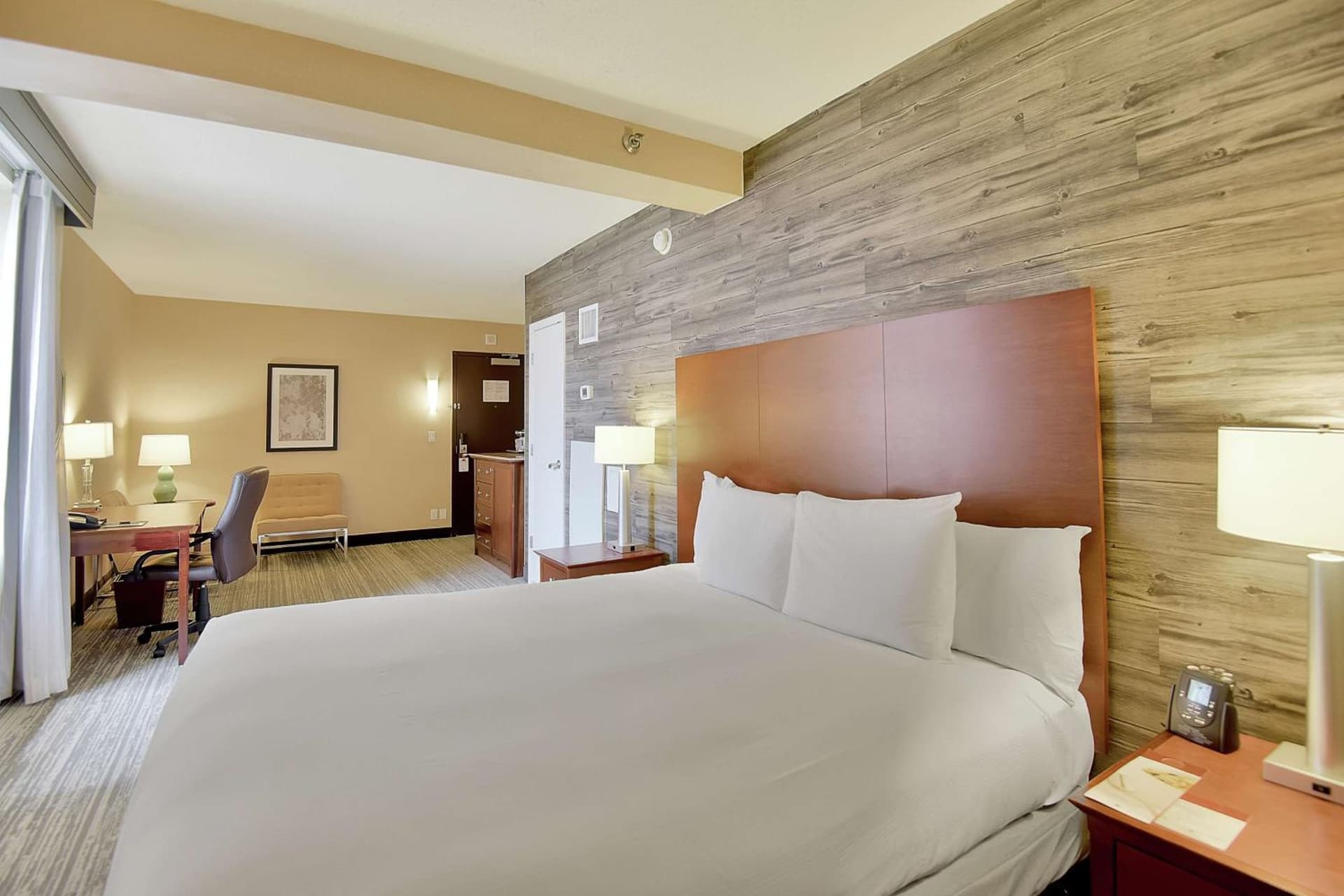 DoubleTree by Hilton Hotel & Suites Houston by the Galleria gallery photo in Houston, TX — image 8