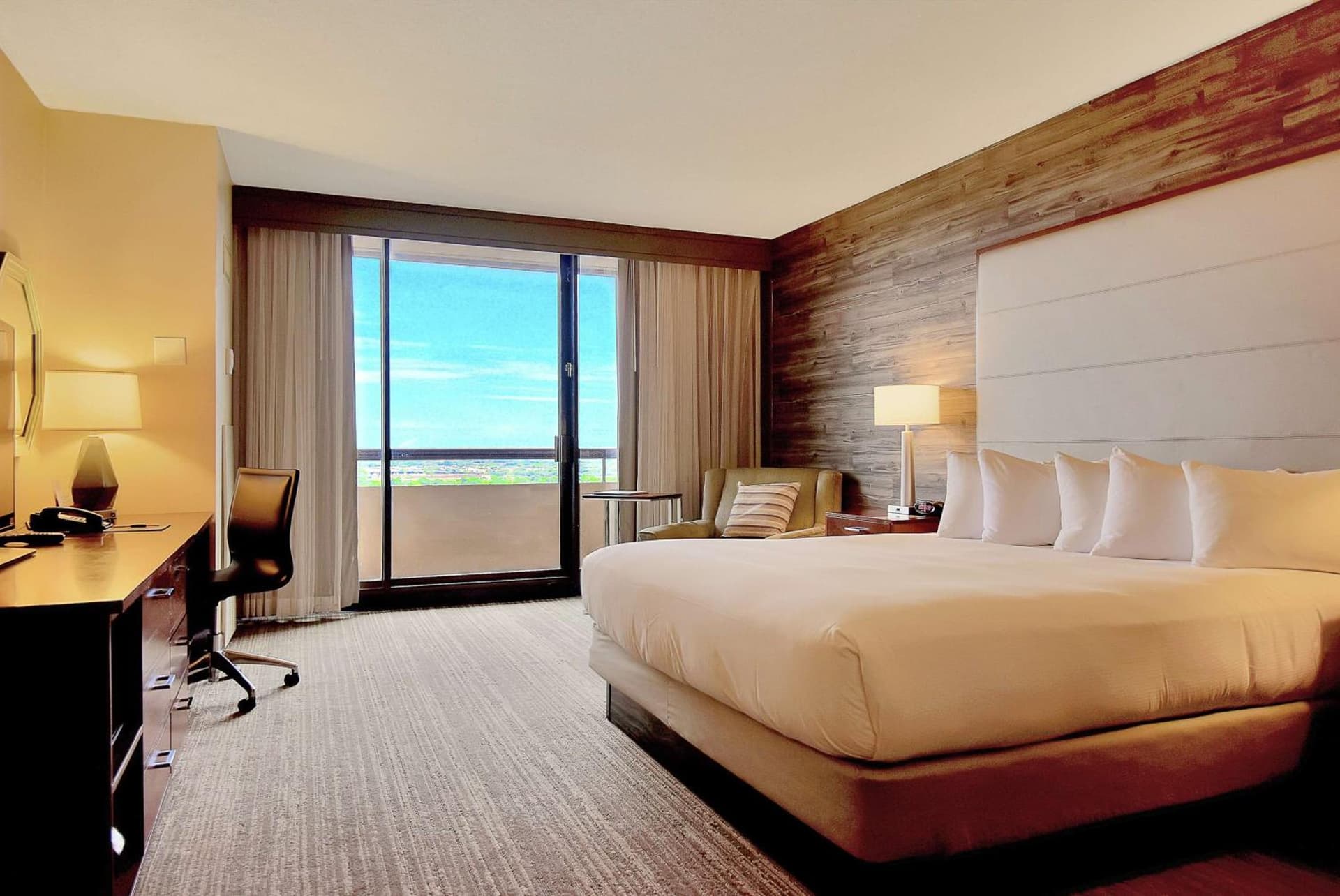 DoubleTree by Hilton Hotel & Suites Houston by the Galleria gallery photo in Houston, TX — image 38