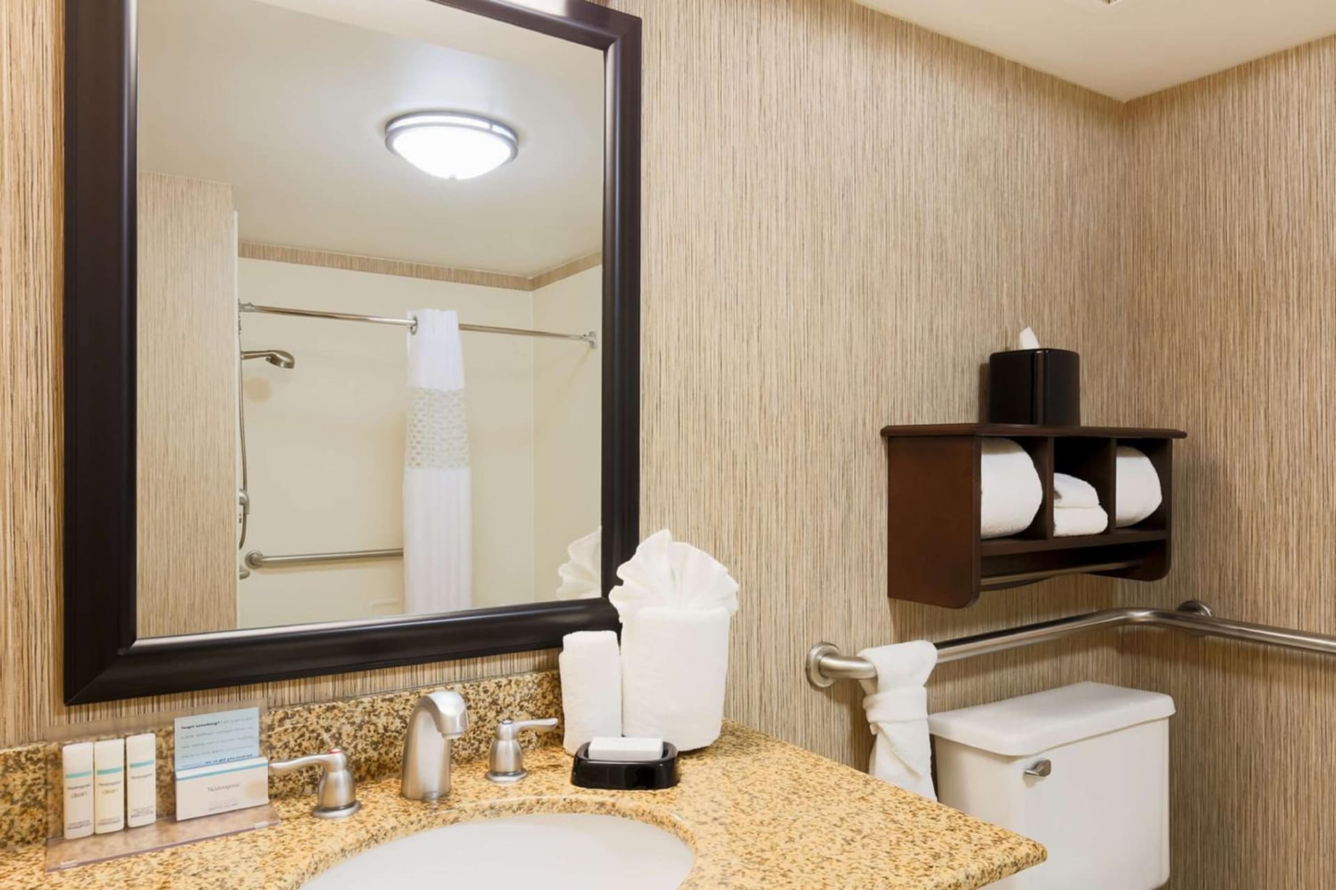 Hampton Inn Champaign/Urbana interior in Urbana, IL — gallery photo 2