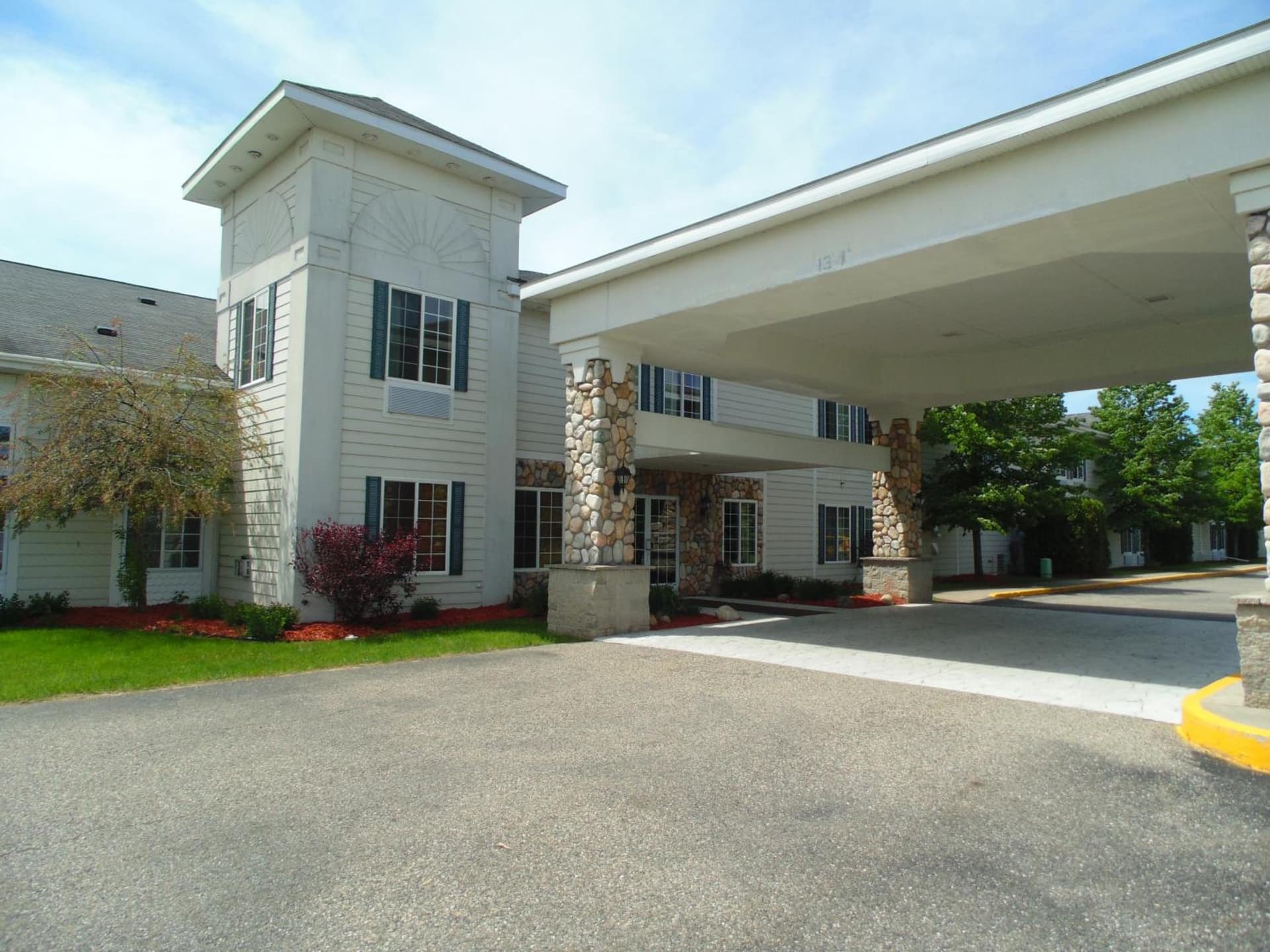 American Inn and Suites Houghton Lake featured exterior or lobby in Houghton Lake, MI — similar hotel
