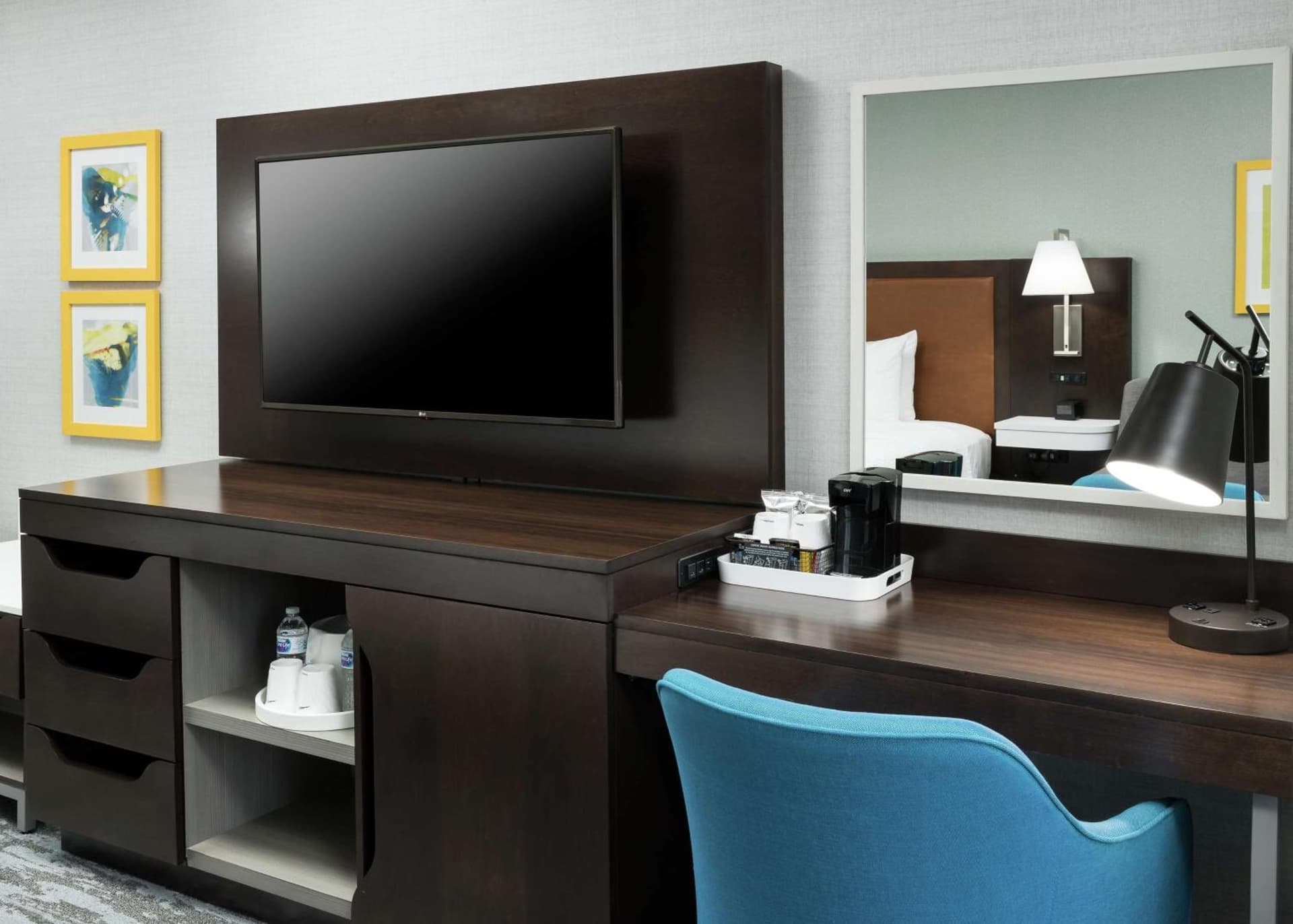 Hampton Inn & Suites Memphis-Beale Street interior in Memphis, TN — gallery photo 2
