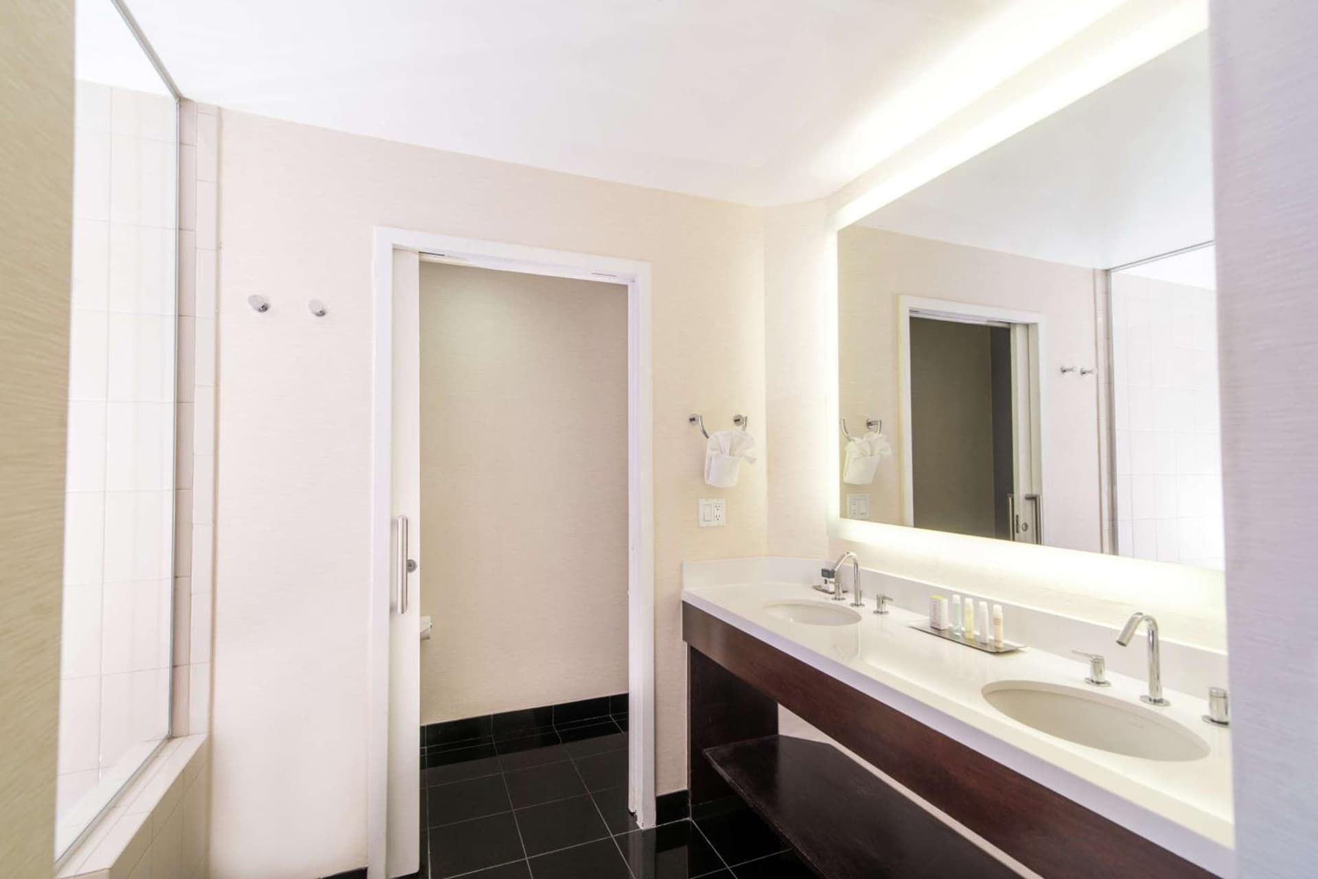 DoubleTree by Hilton San Diego-Mission Valley interior in San Diego, CA — gallery photo 2