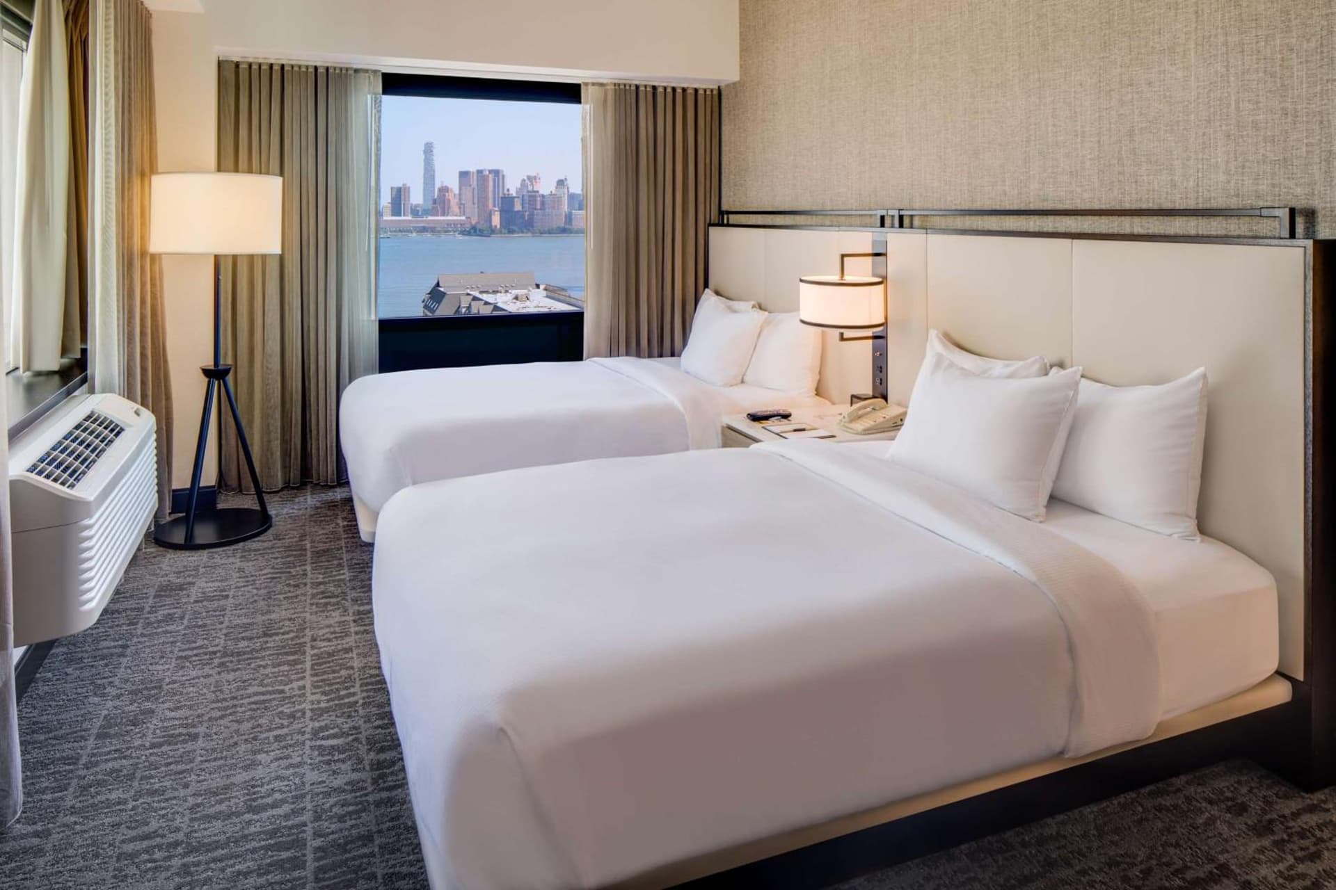 DoubleTree by Hilton Hotel & Suites Jersey City gallery photo in Jersey City, NJ — image 11