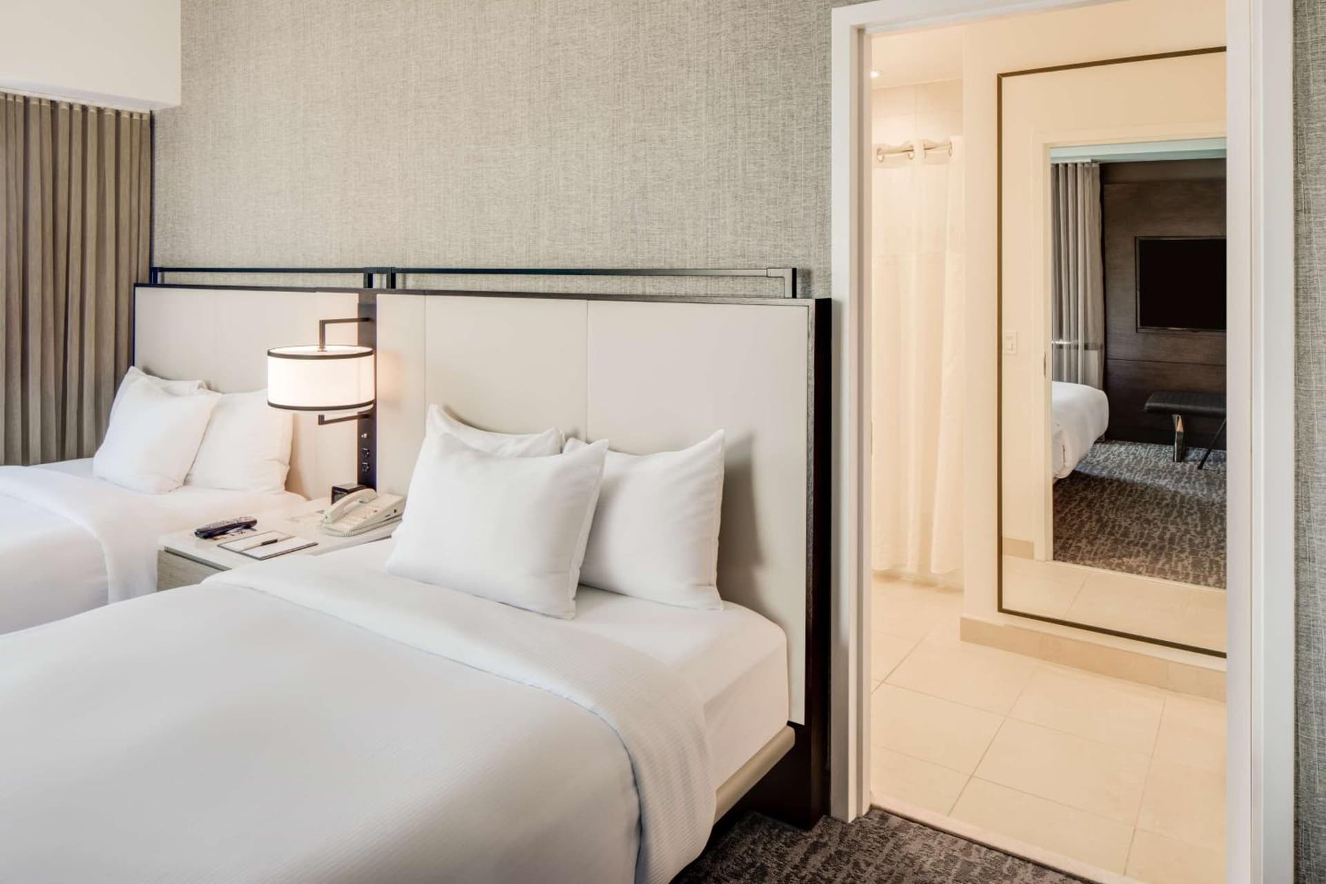 DoubleTree by Hilton Hotel & Suites Jersey City gallery photo in Jersey City, NJ — image 12