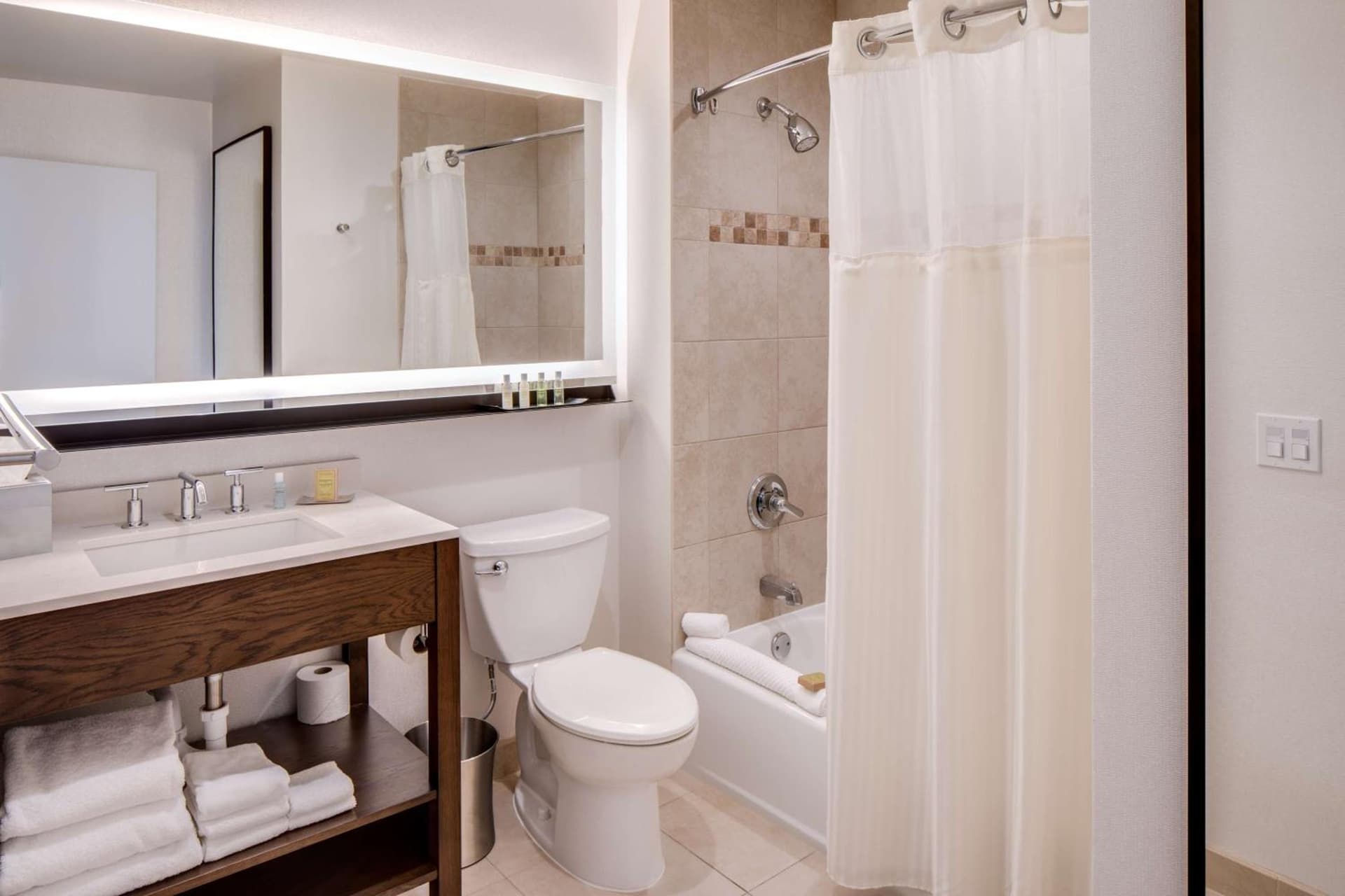 DoubleTree by Hilton Hotel & Suites Jersey City gallery photo in Jersey City, NJ — image 16