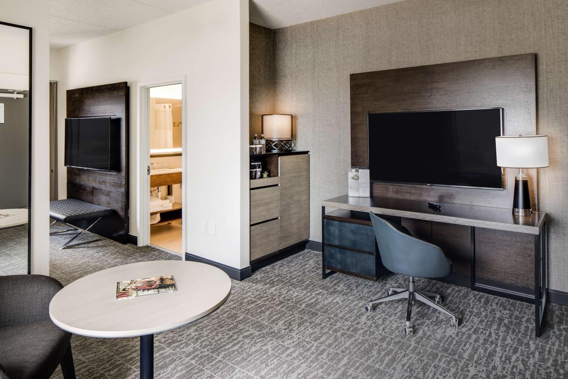DoubleTree by Hilton Hotel & Suites Jersey City gallery photo in Jersey City, NJ — image 9