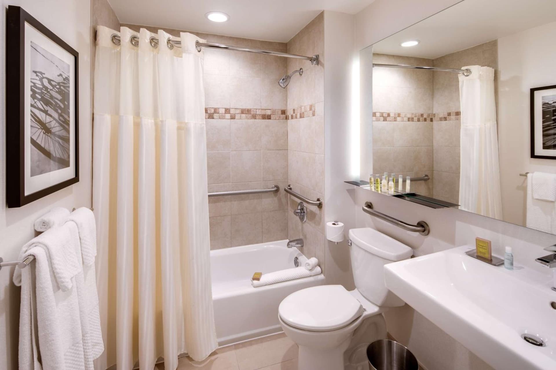 DoubleTree by Hilton Hotel & Suites Jersey City gallery photo in Jersey City, NJ — image 4