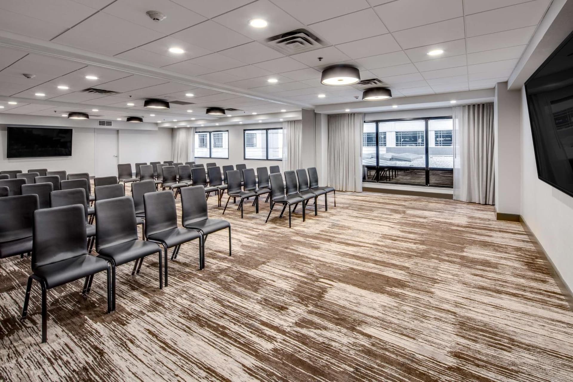 DoubleTree by Hilton Hotel & Suites Jersey City gallery photo in Jersey City, NJ — image 5