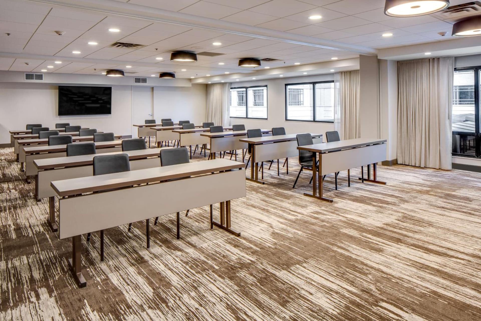DoubleTree by Hilton Hotel & Suites Jersey City gallery photo in Jersey City, NJ — image 10