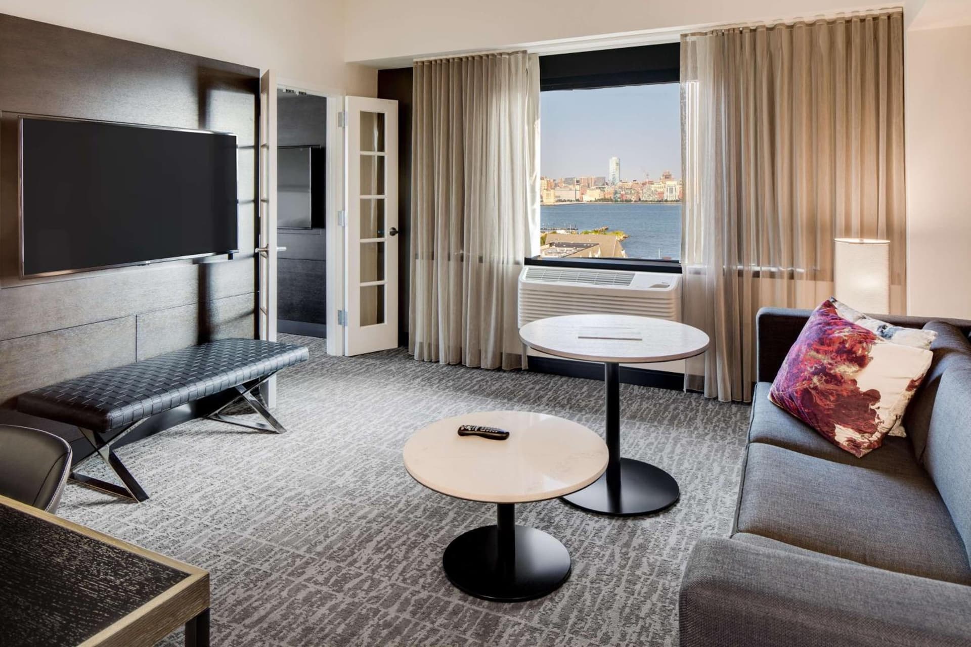 DoubleTree by Hilton Hotel & Suites Jersey City gallery photo in Jersey City, NJ — image 33