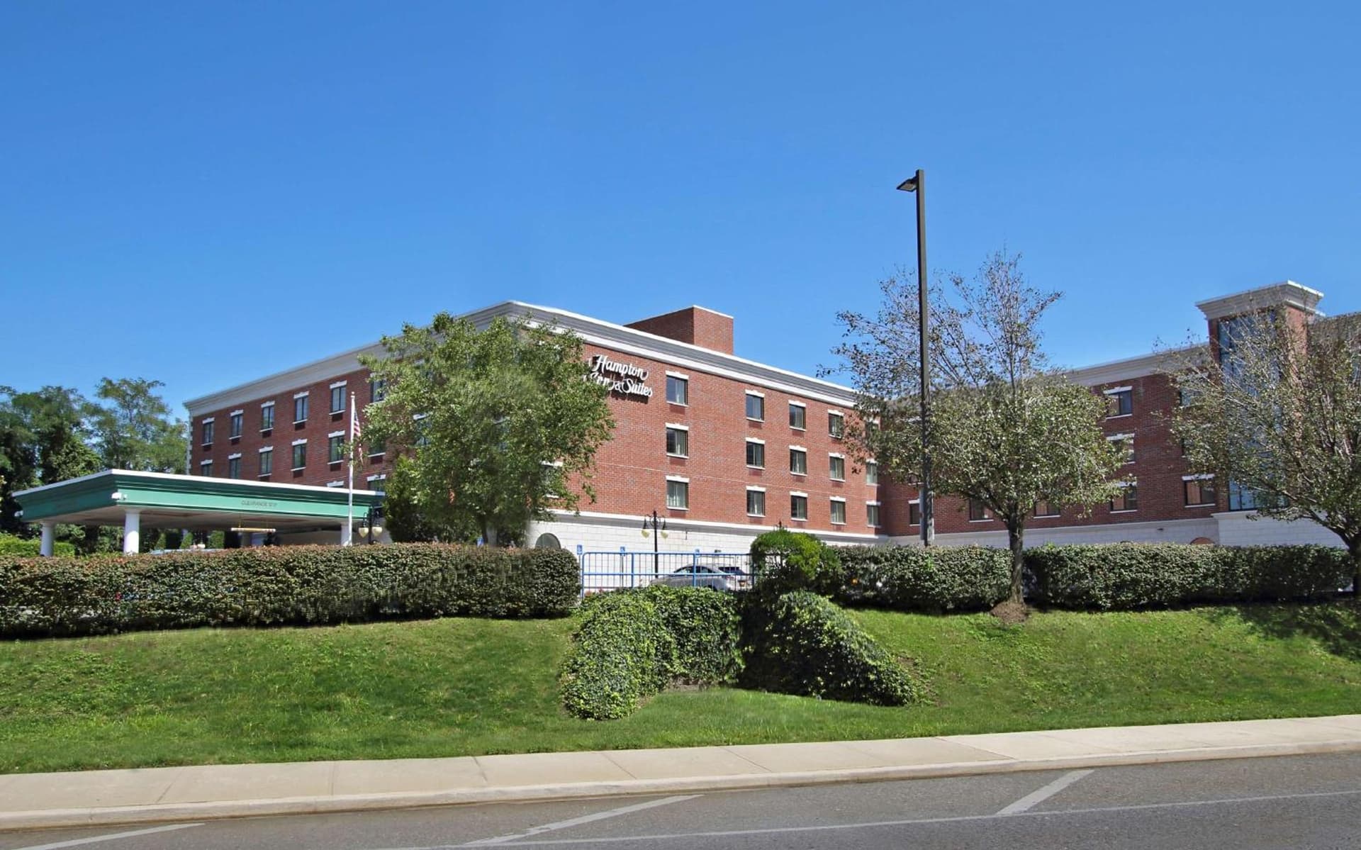 Hampton Inn & Suites By Hilton - Rockville Centre property views in Rockville Centre, NY — gallery photo 3