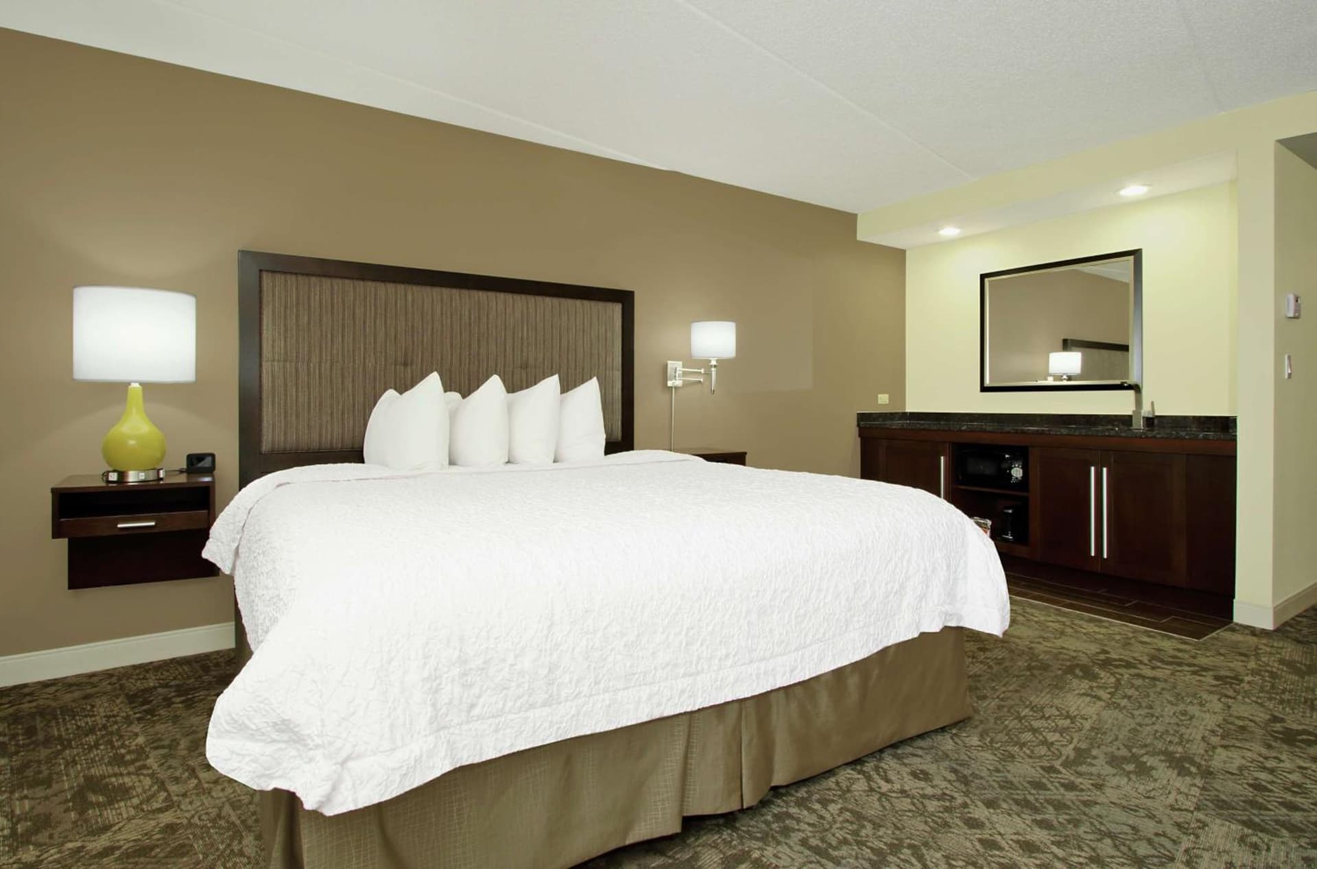 Hampton Inn & Suites By Hilton - Rockville Centre gallery photo in Rockville Centre, NY — image 8