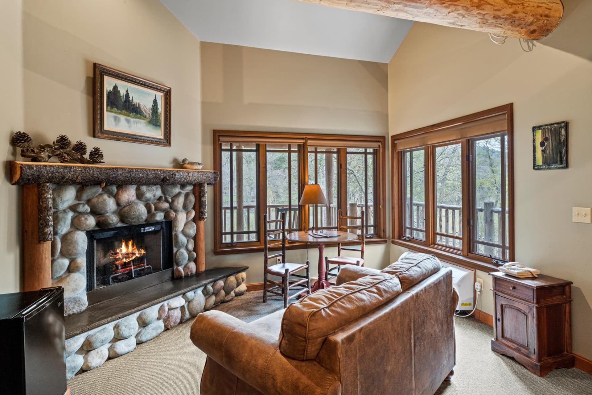 Weasku Inn interior in Grants Pass, OR — gallery photo 2