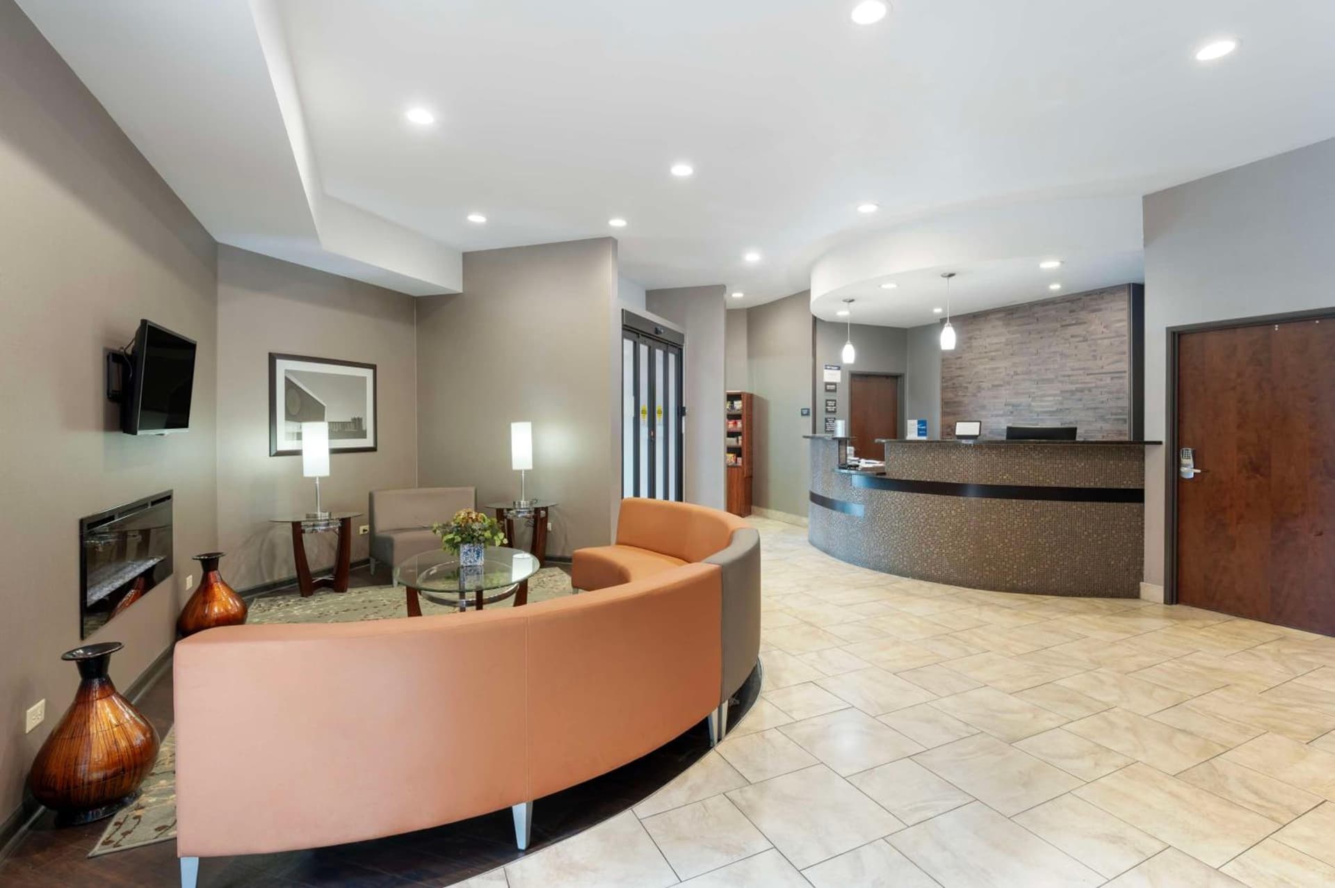 Best Western University Inn at Valparaiso interior in Valparaiso, IN — gallery photo 2