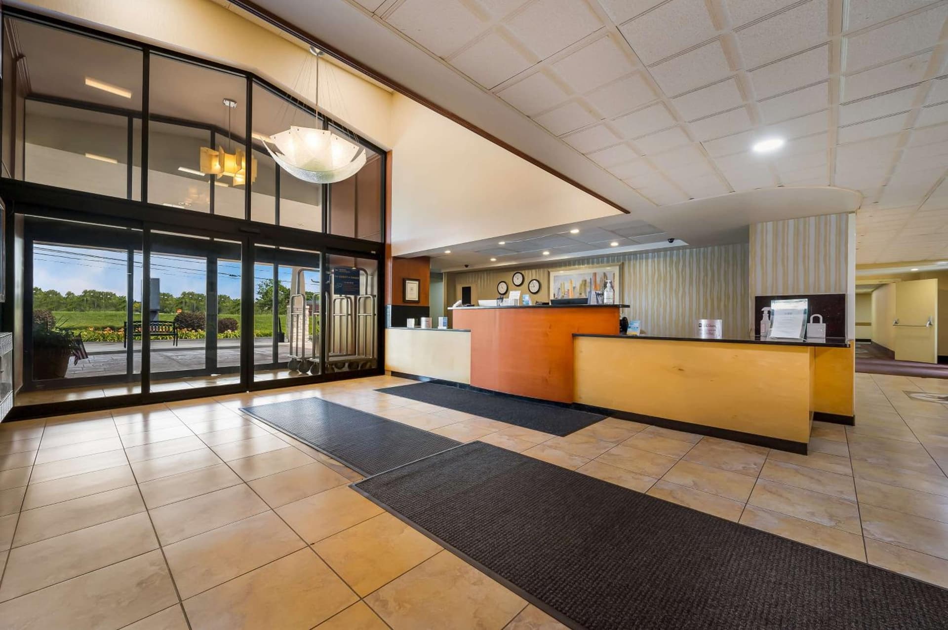 Best Western Detroit Livonia interior in Livonia, MI — gallery photo 2