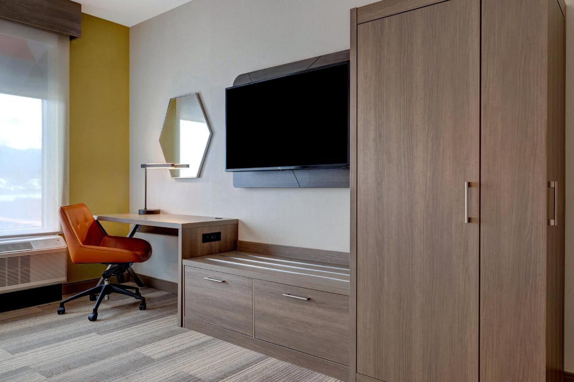 Holiday Inn Express & Suites - Glendale Downtown gallery photo in Glendale, CA — image 80