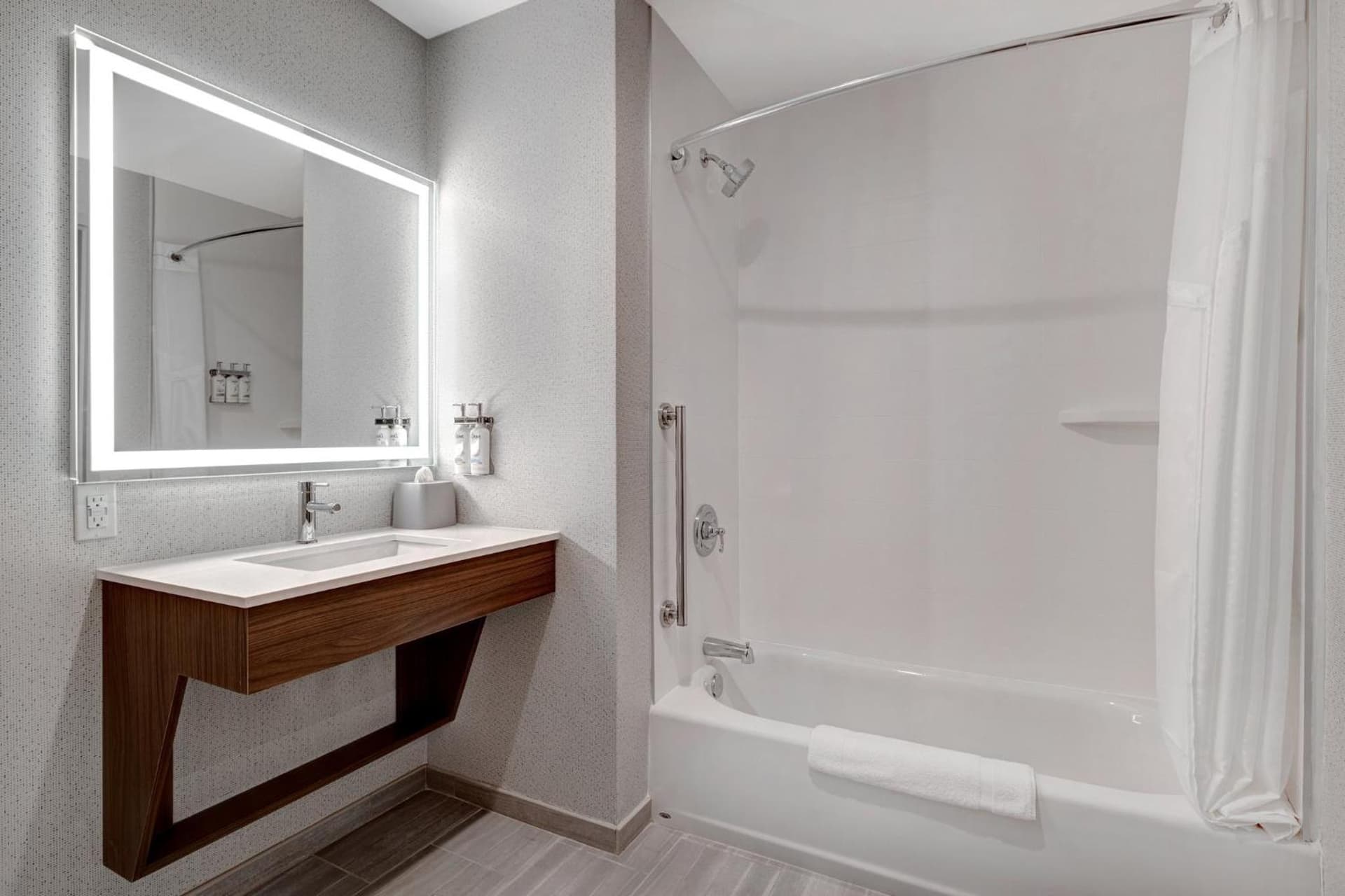 Holiday Inn Express & Suites - Glendale Downtown gallery photo in Glendale, CA — image 12