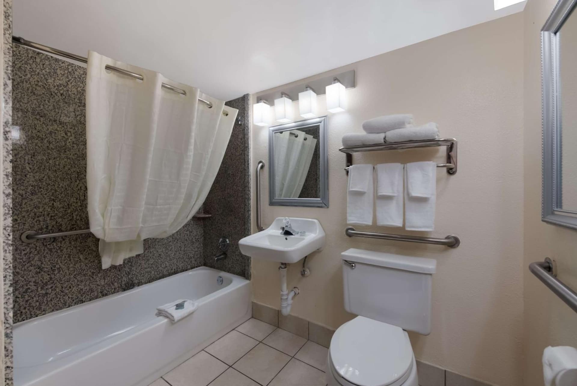 Best Western Hampton Coliseum Inn gallery photo in Hampton, VA — image 6
