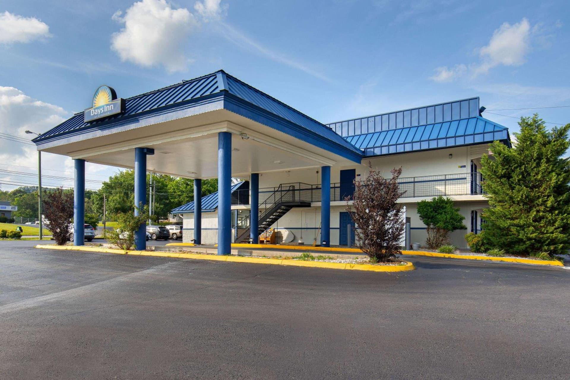 Days Inn by Wyndham Knoxville North interior in Knoxville, TN — gallery photo 2