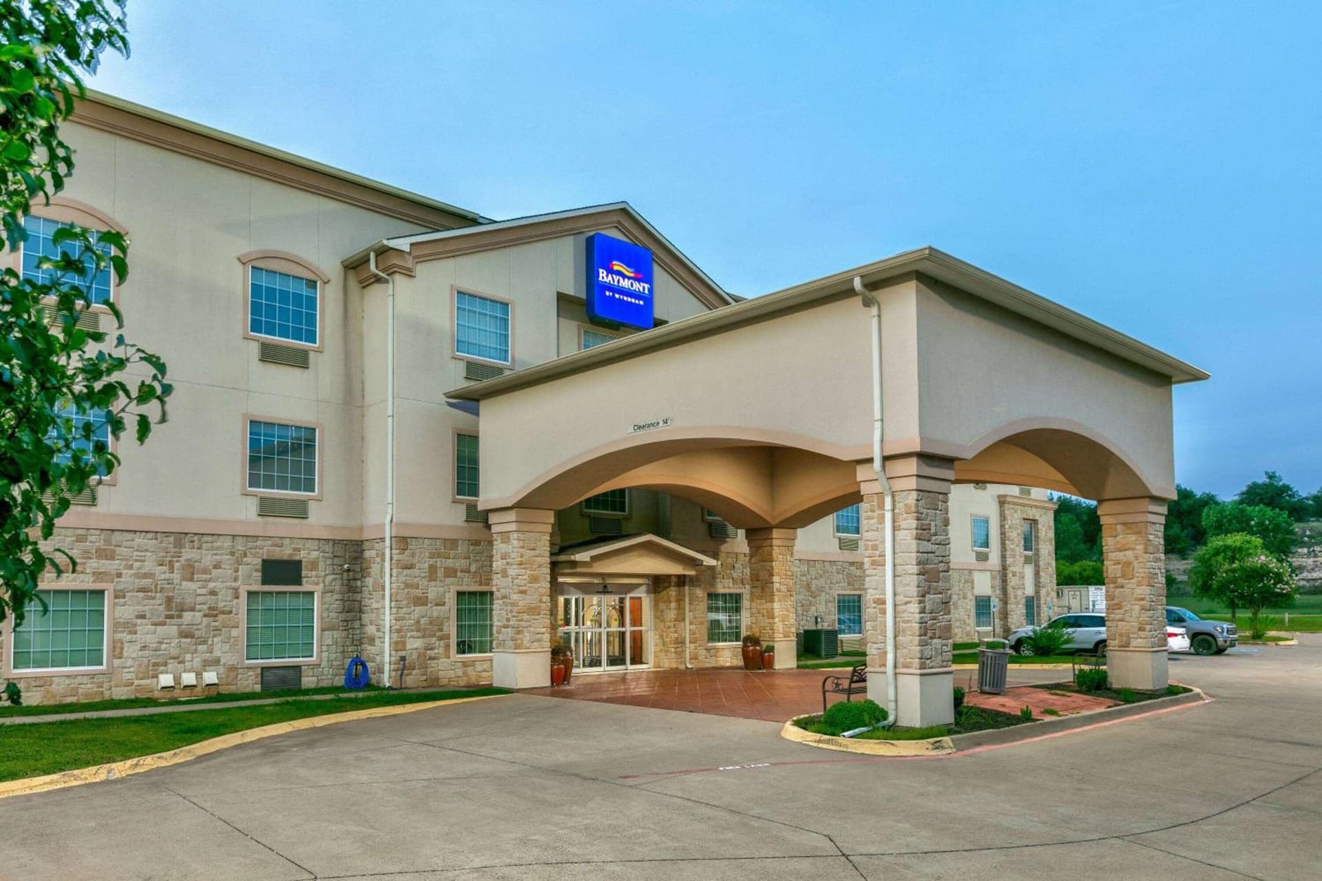 Baymont Inn & Suites by Wyndham Glen Rose interior in Glen Rose, TX — gallery photo 2