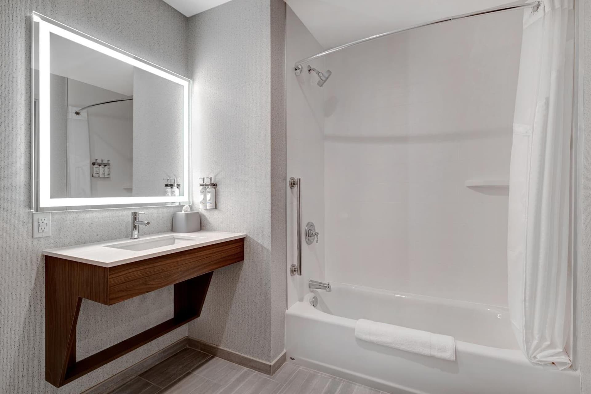 Holiday Inn Express & Suites - Glendale Downtown gallery photo in Glendale, CA — image 11