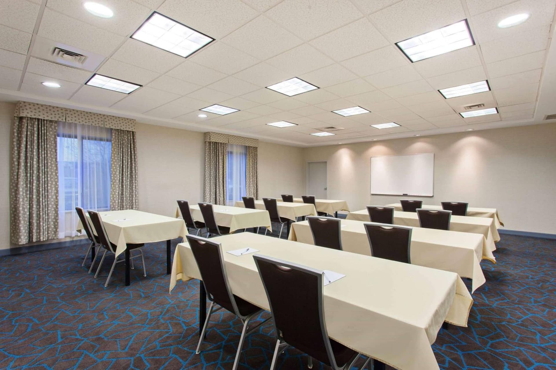 Hampton Inn & Suites Clovis Airport North gallery photo in Clovis, CA — image 9