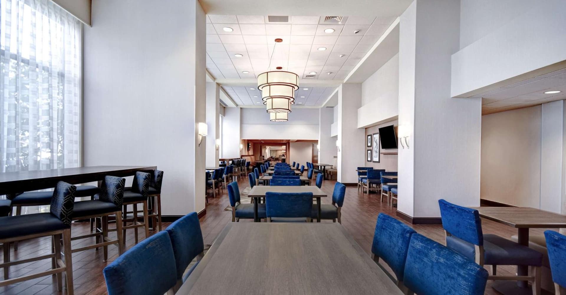 Hampton Inn & Suites Alexandria Old Town Area South interior in Alexandria, VA — gallery photo 2