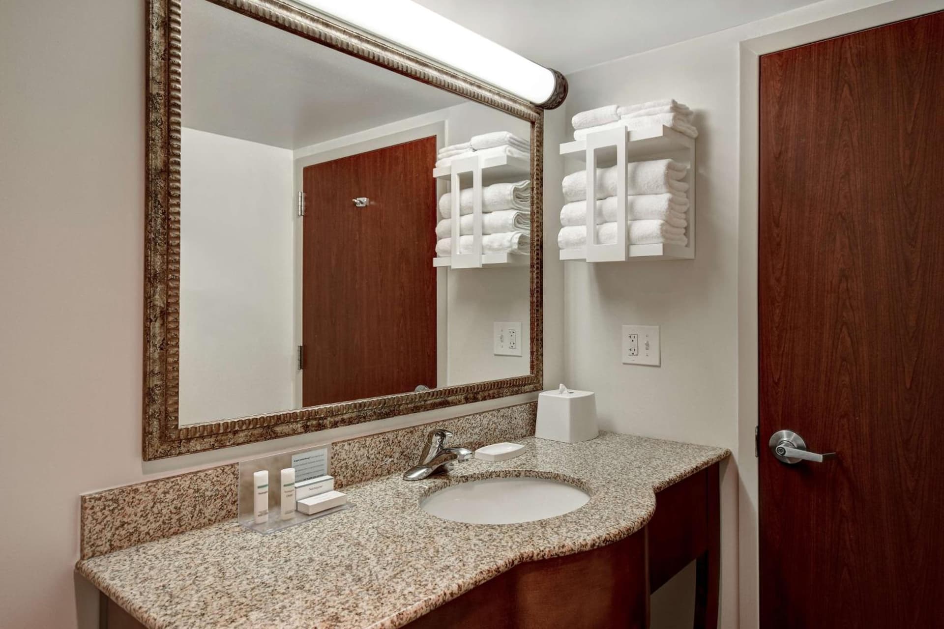 Hampton Inn & Suites Alexandria Old Town Area South gallery photo in Alexandria, VA — image 34