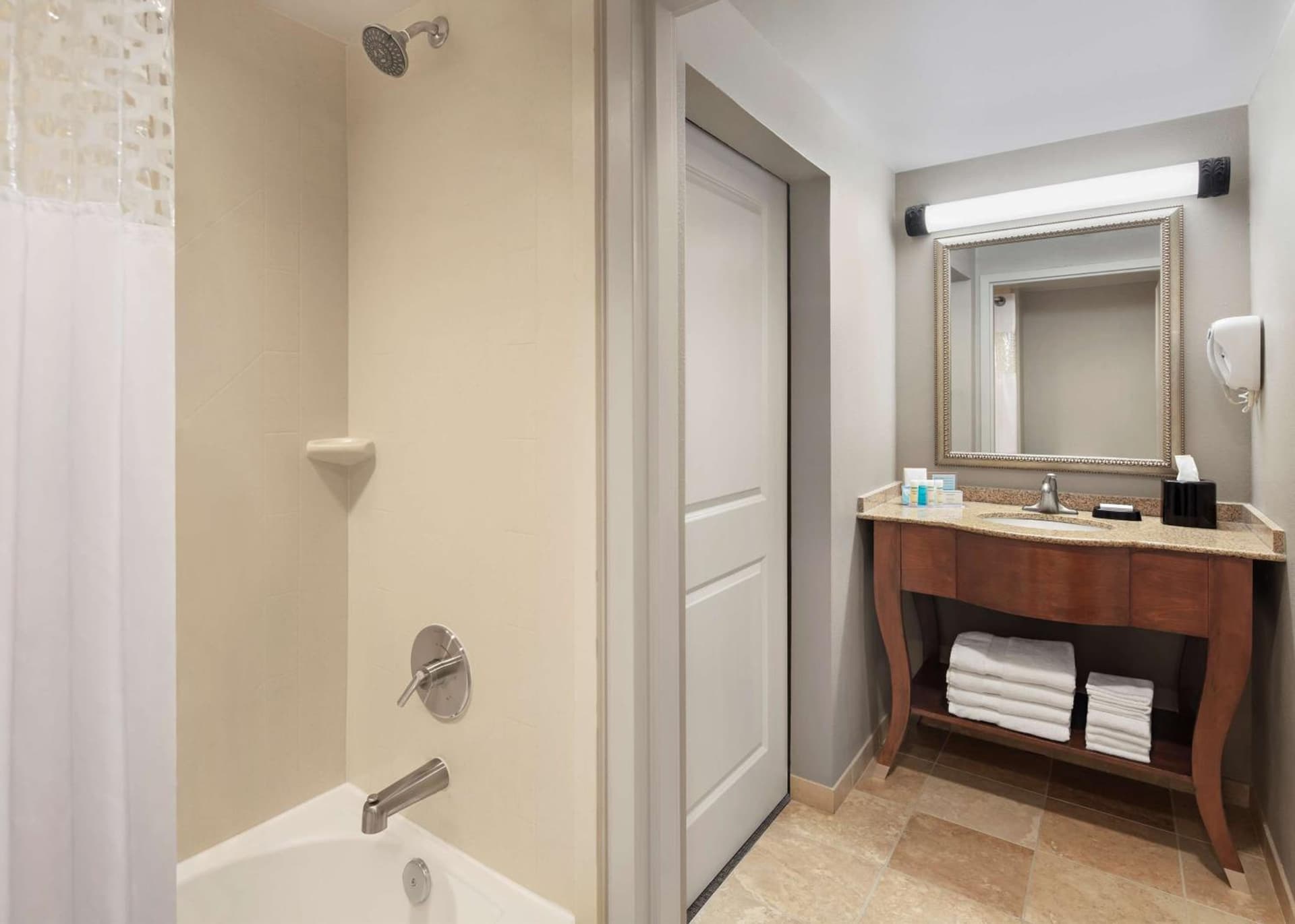 Hampton Inn & Suites Alexandria Old Town Area South gallery photo in Alexandria, VA — image 18