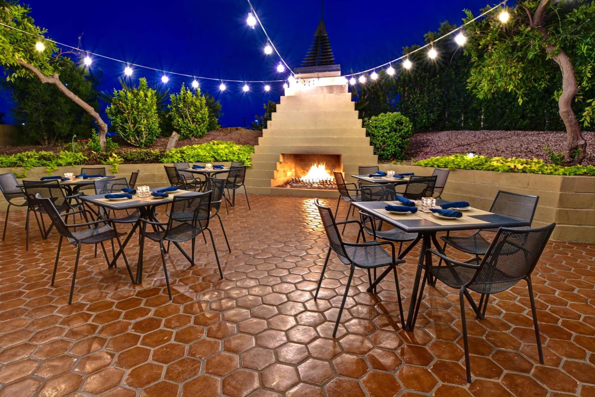 DoubleTree by Hilton Phoenix- Tempe interior in Tempe, AZ — gallery photo 2