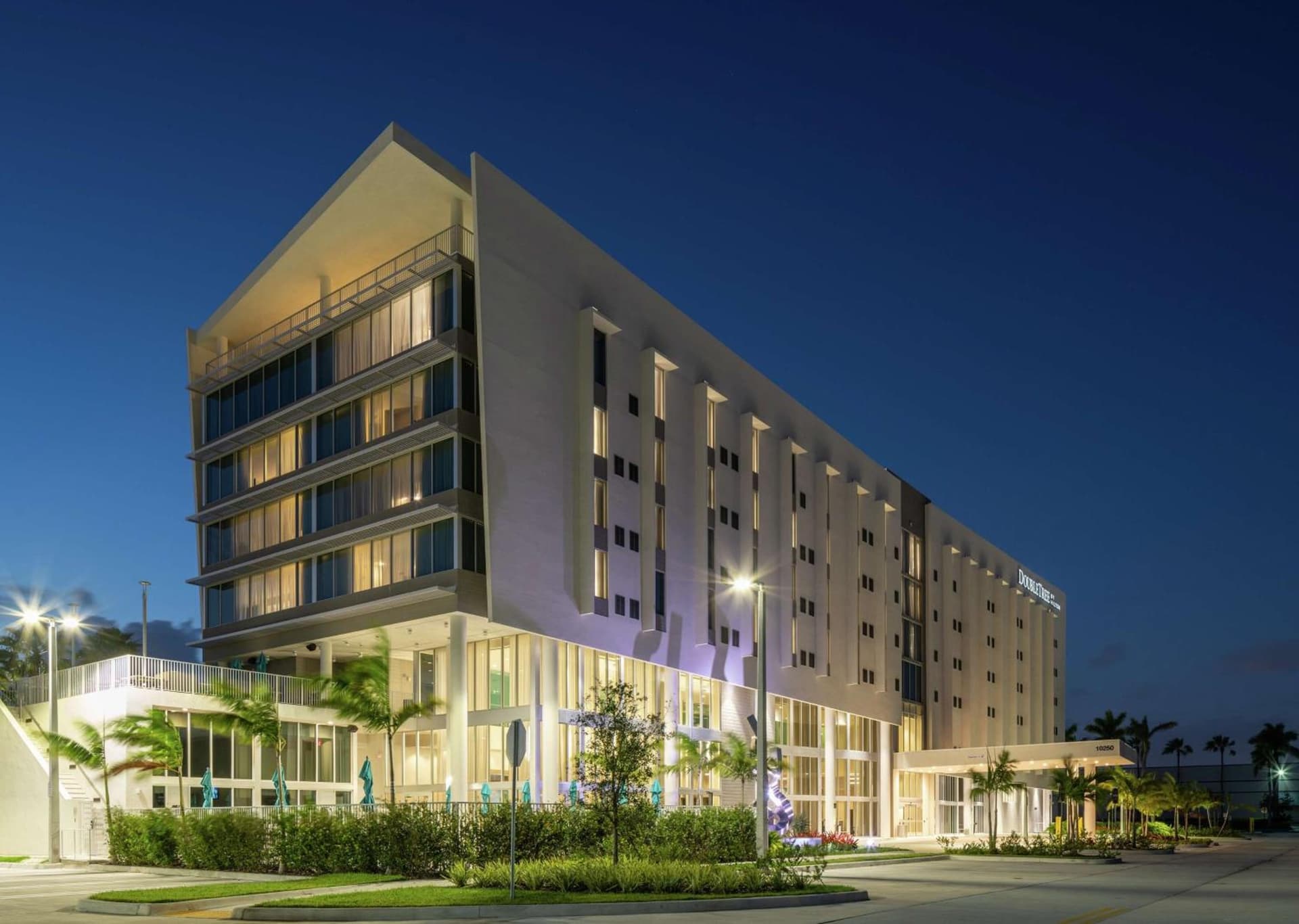 DoubleTree by Hilton Miami Doral interior in Miami, FL — gallery photo 2