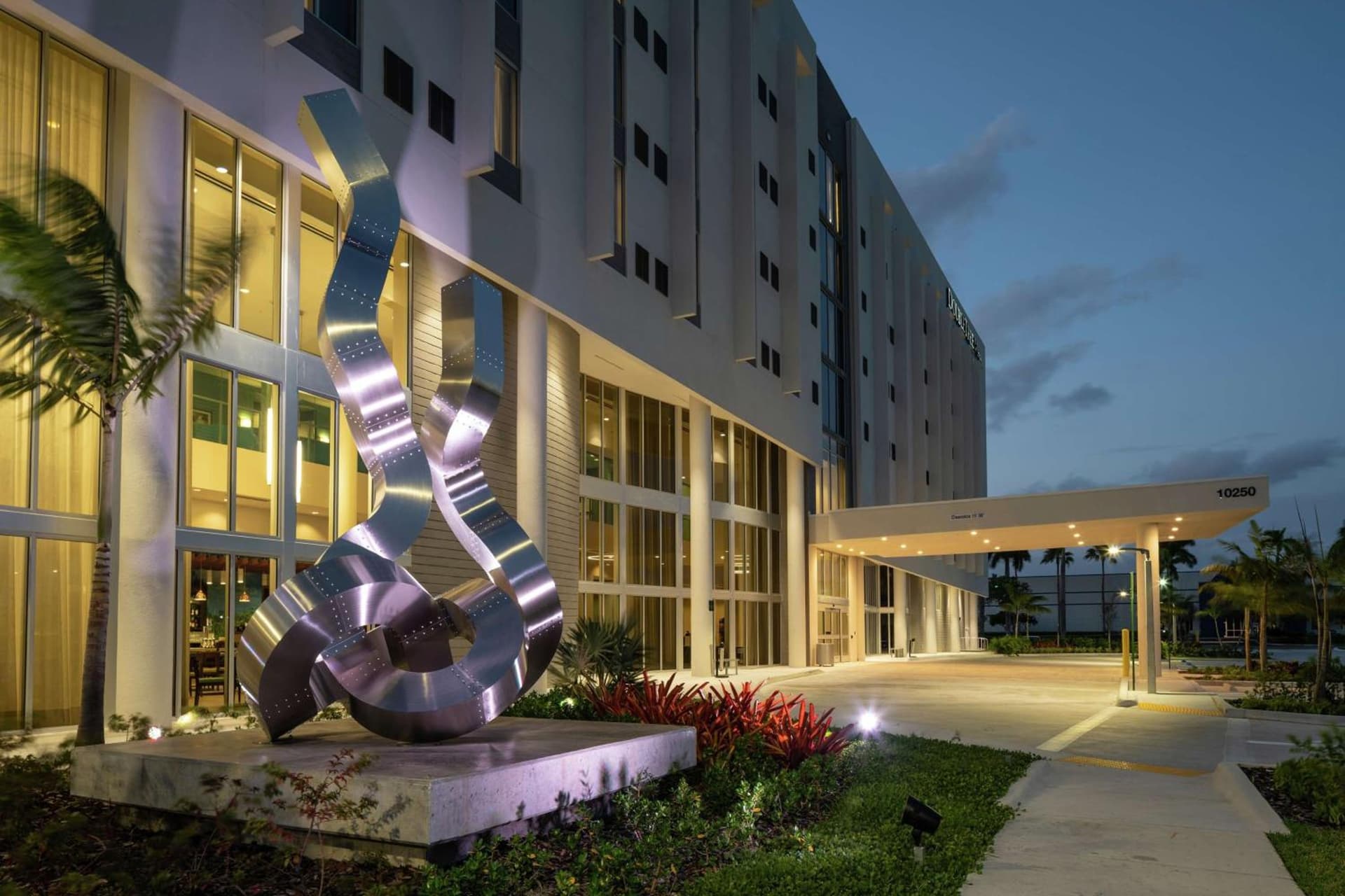 DoubleTree by Hilton Miami Doral interior in Miami, FL — gallery photo 2