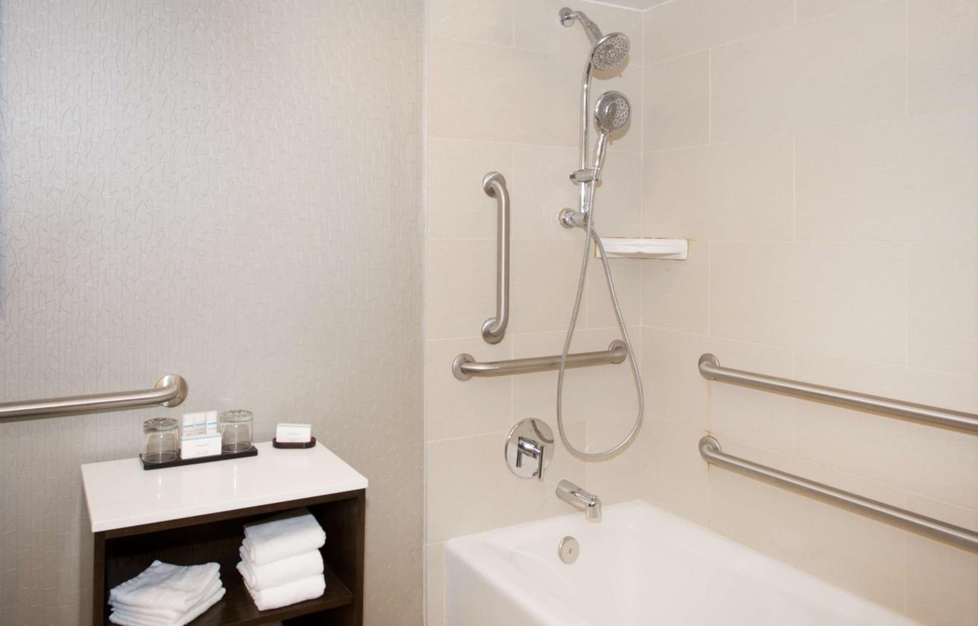 Embassy Suites by Hilton Portland Tigard gallery photo in Tigard, OR — image 7