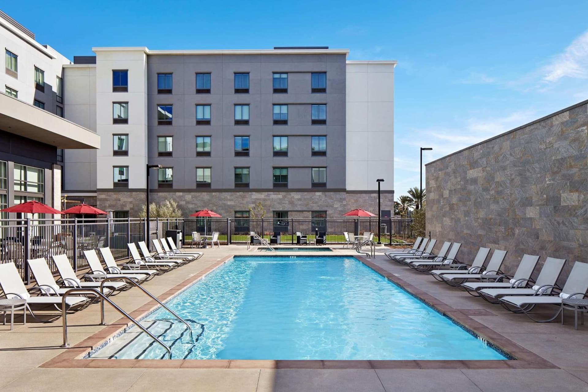 Hampton Inn Long Beach Airport, Ca gallery photo in Long Beach, CA — image 24