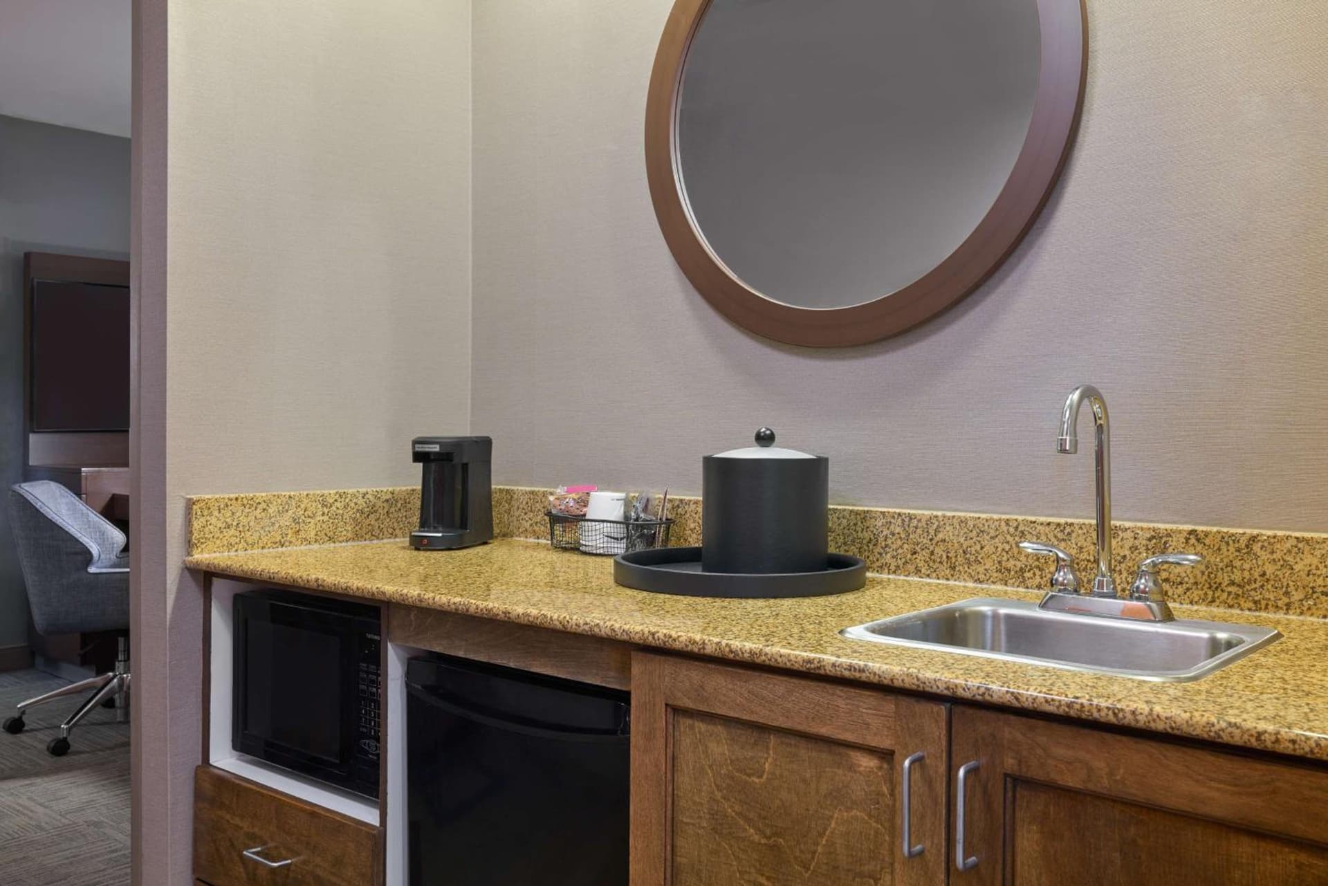 Hampton Inn & Suites Providence / Smithfield interior in Smithfield, RI — gallery photo 2