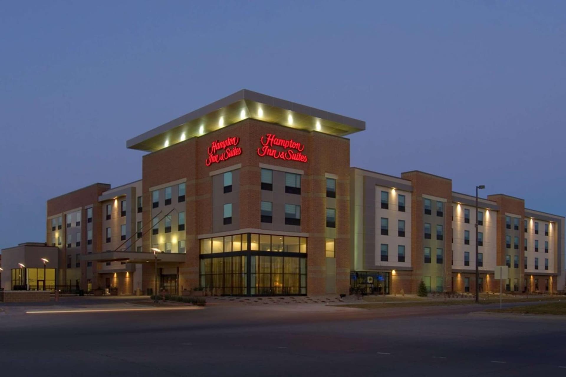 Hampton Inn & Suites Omaha-Downtown interior in Omaha, NE — gallery photo 2