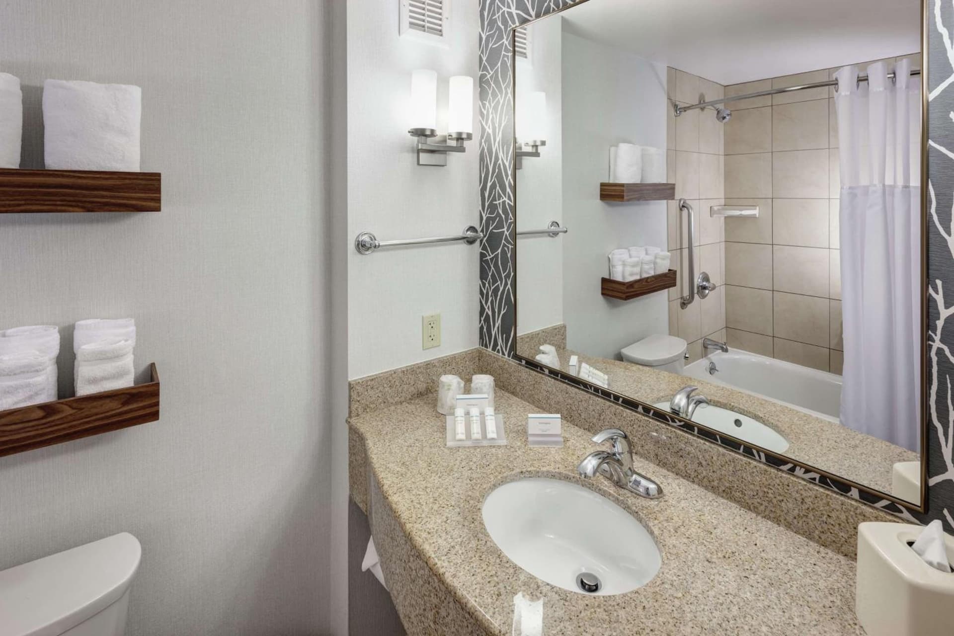 Hilton Garden Inn Lake Forest Mettawa gallery photo in Lake Forest, IL — image 6