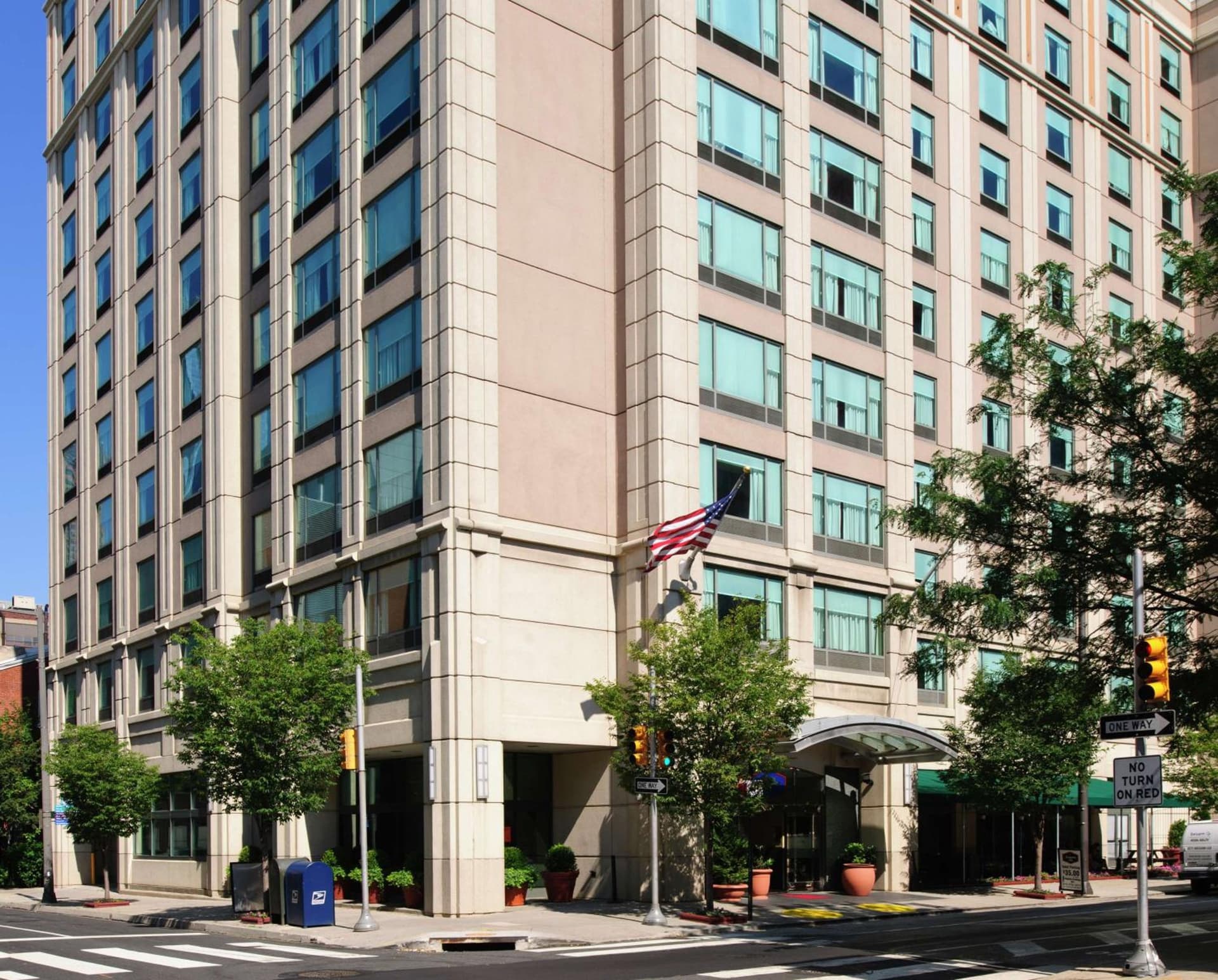 Hampton Inn Philadelphia Center City-Convention Center interior in Philadelphia, PA — gallery photo 2