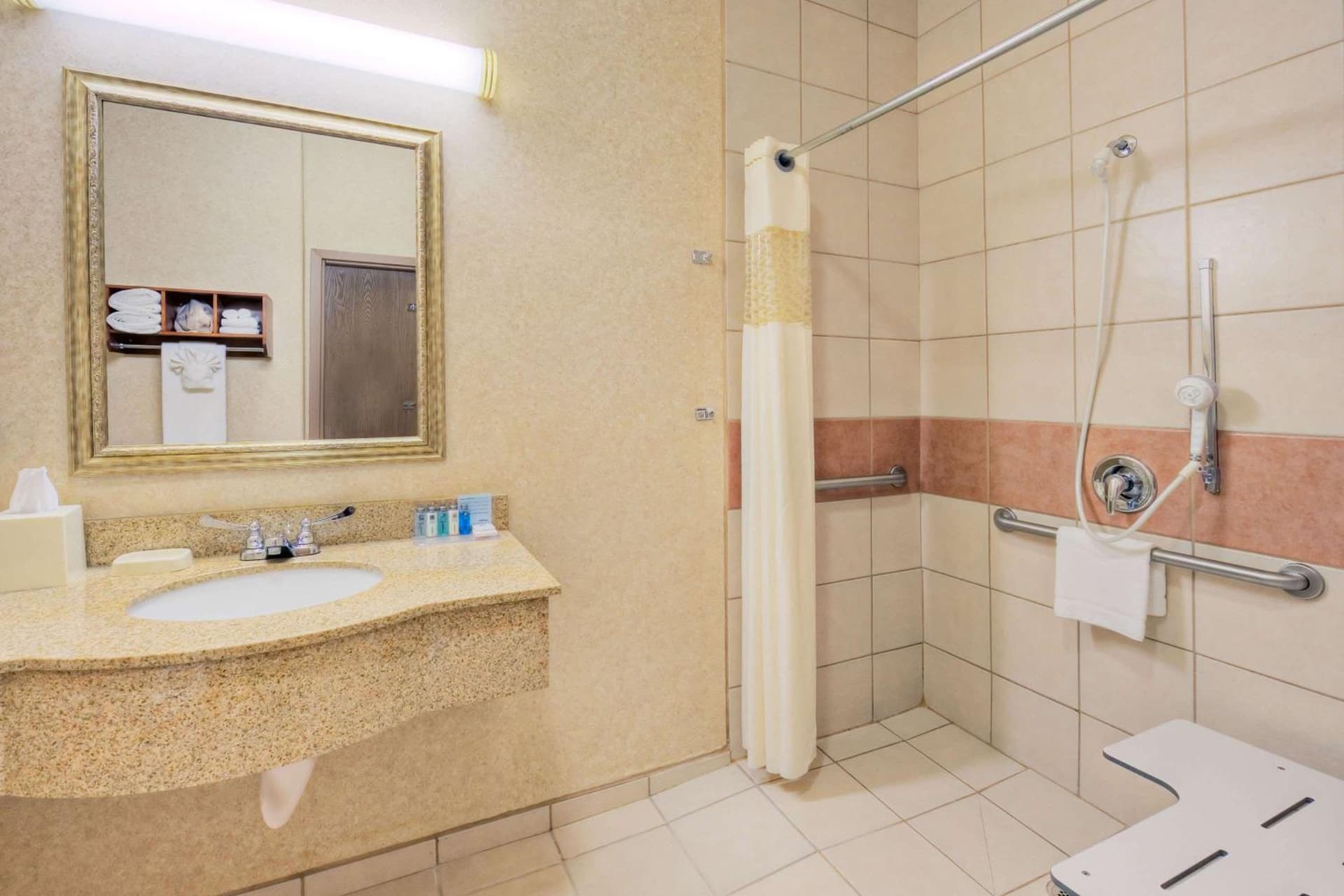 Hampton Inn & Suites Palmdale gallery photo in Palmdale, CA — image 9