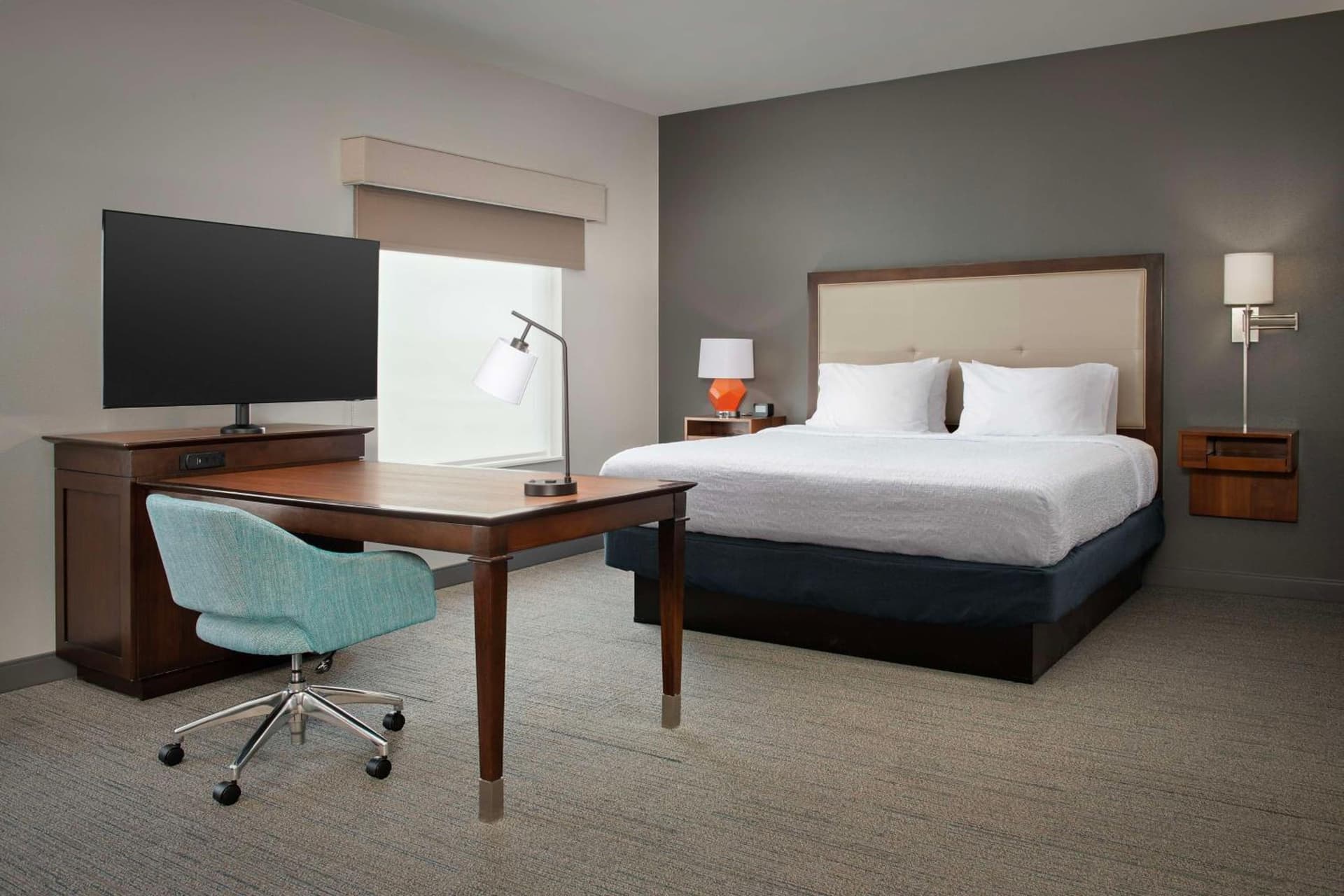 Hampton Inn & Suites Portland/Hillsboro-Evergreen Park property views in Hillsboro, OR — gallery photo 3