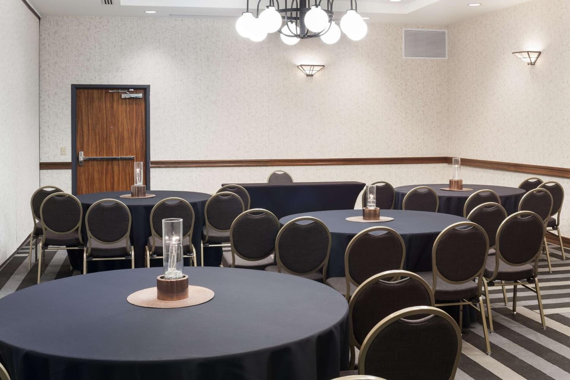 Embassy Suites by Hilton Anchorage gallery photo in Anchorage, AK — image 38