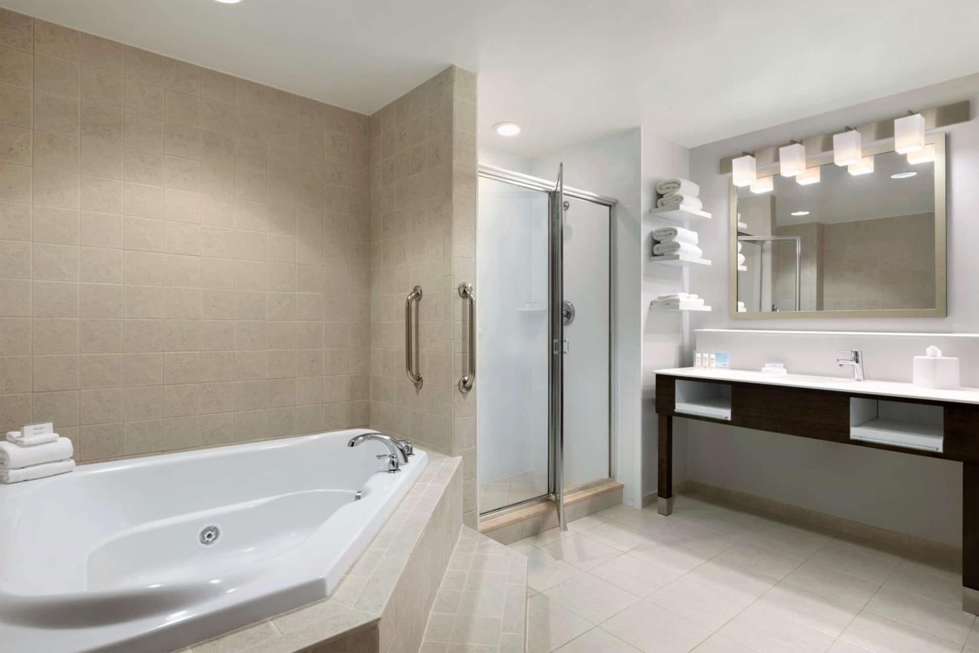 Hampton Inn Long Island-Brookhaven gallery photo in Farmingville, NY — image 9