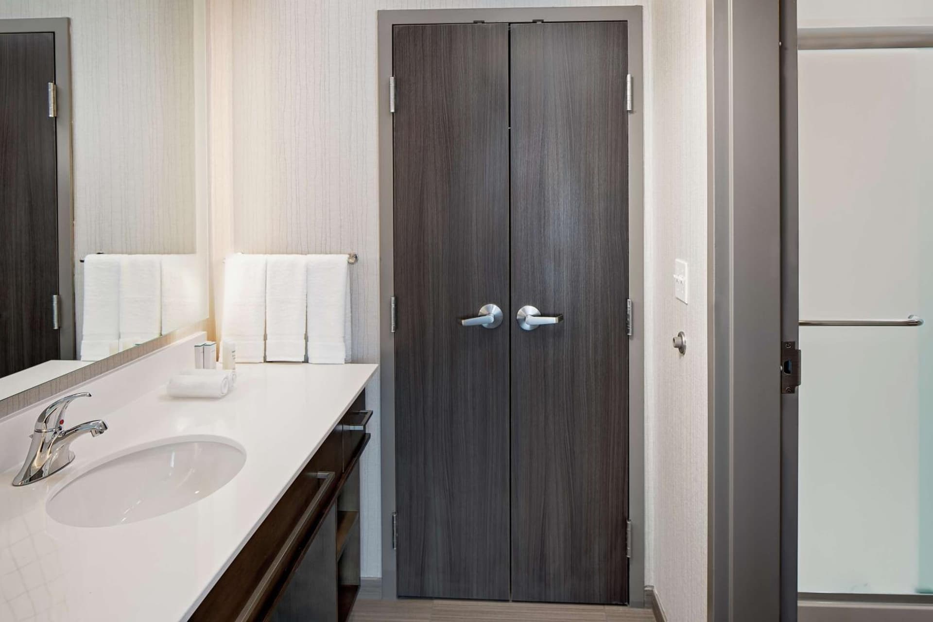 Homewood Suites By Hilton Ronkonkoma gallery photo in Ronkonkoma, NY — image 12