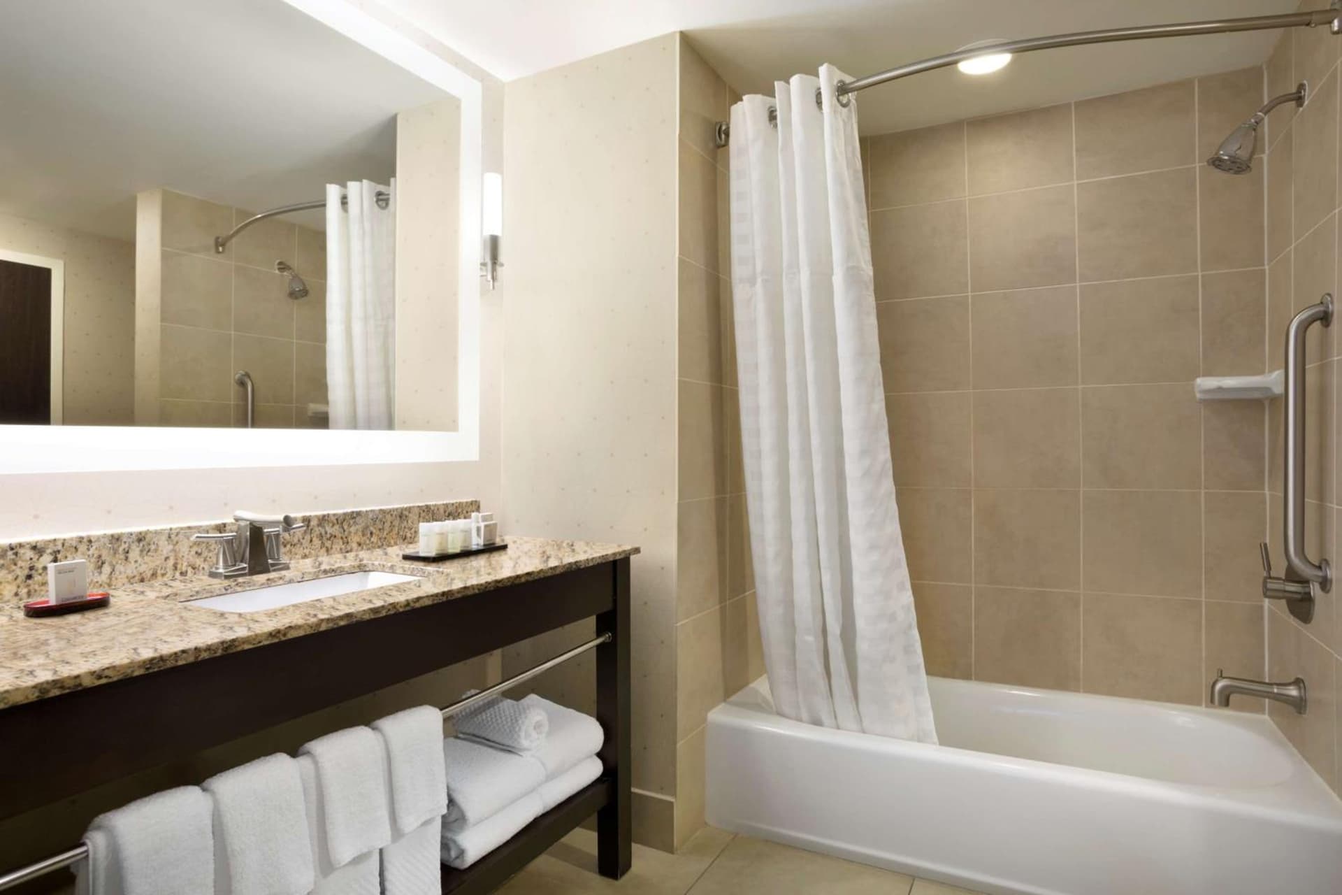 Embassy Suites by Hilton Jackson North Ridgeland gallery photo in Ridgeland, MS — image 4