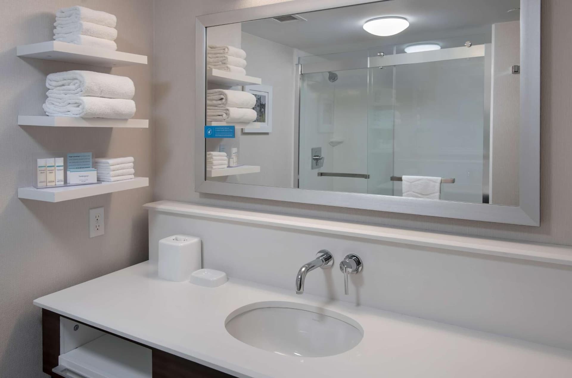 Hampton Inn Boston Logan Airport gallery photo in Boston, MA — image 21
