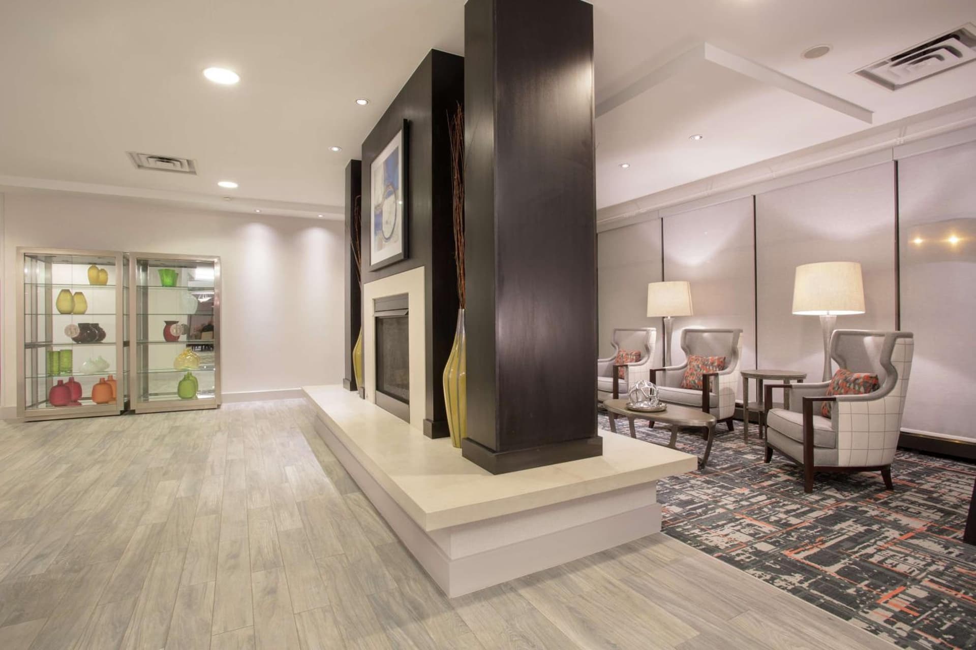 Hampton Inn & Suites Denver-Downtown interior in Denver, CO — gallery photo 2