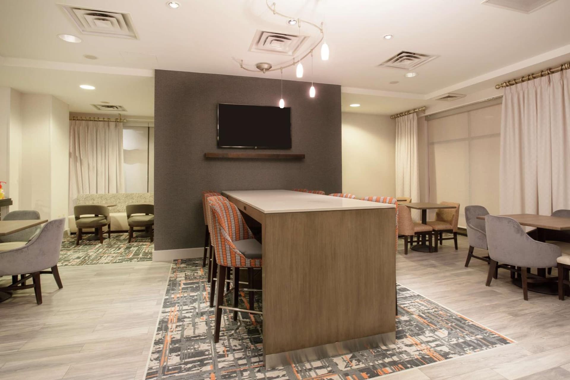 Hampton Inn & Suites Denver-Downtown property views in Denver, CO — gallery photo 3